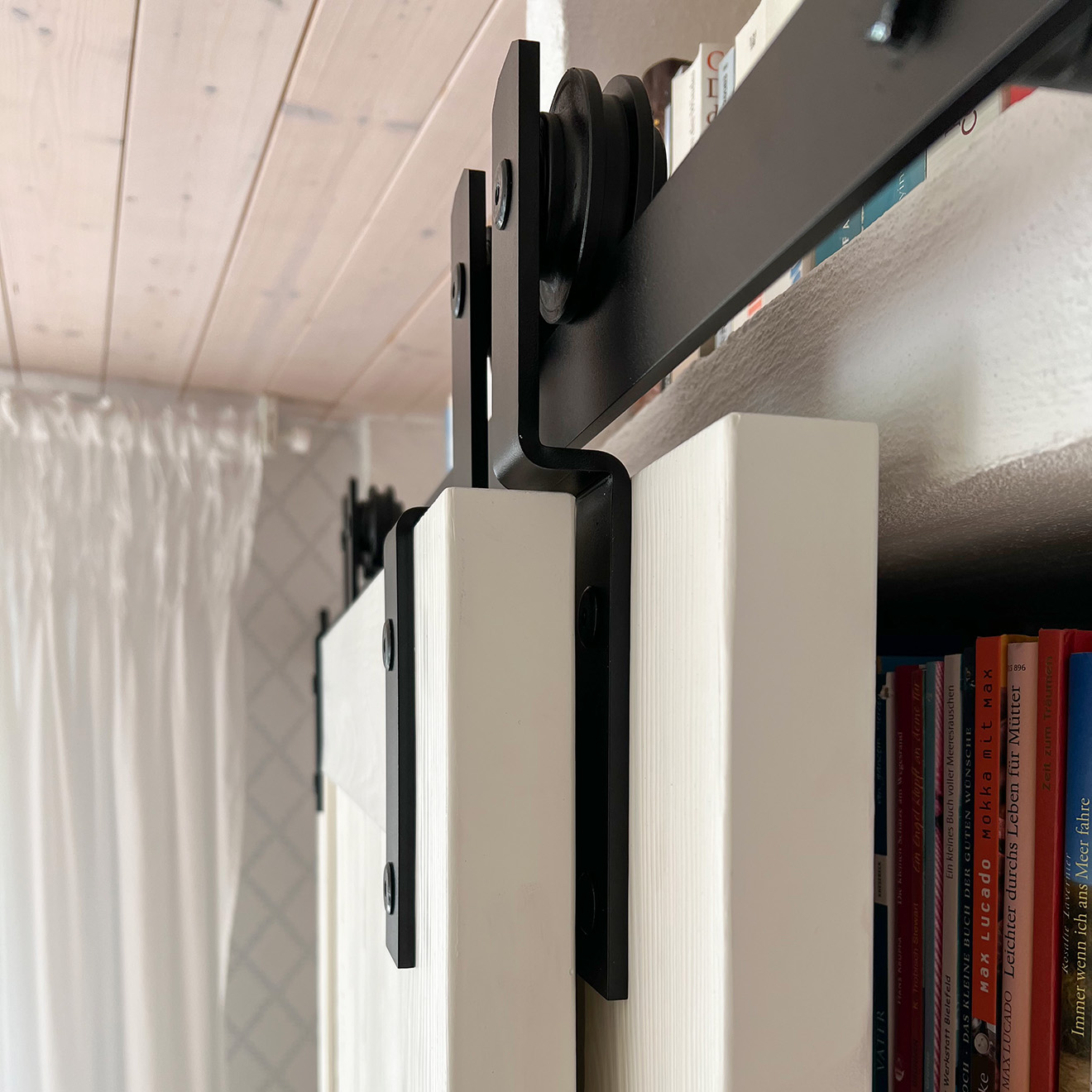 białe podwójne drzwi na czarnym systemie bypass