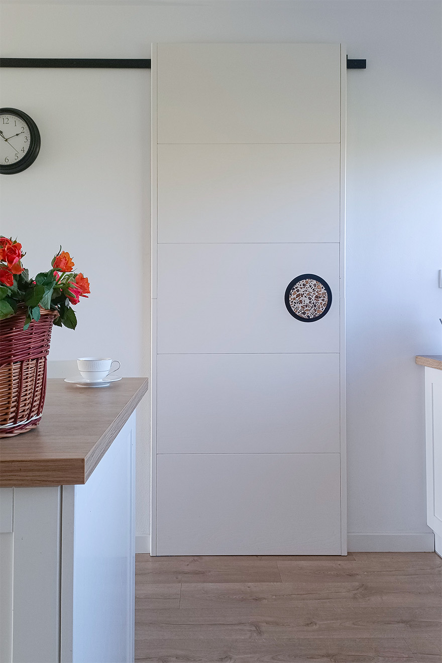 minimalistische weiße schiebetür für küchenspeisekammer