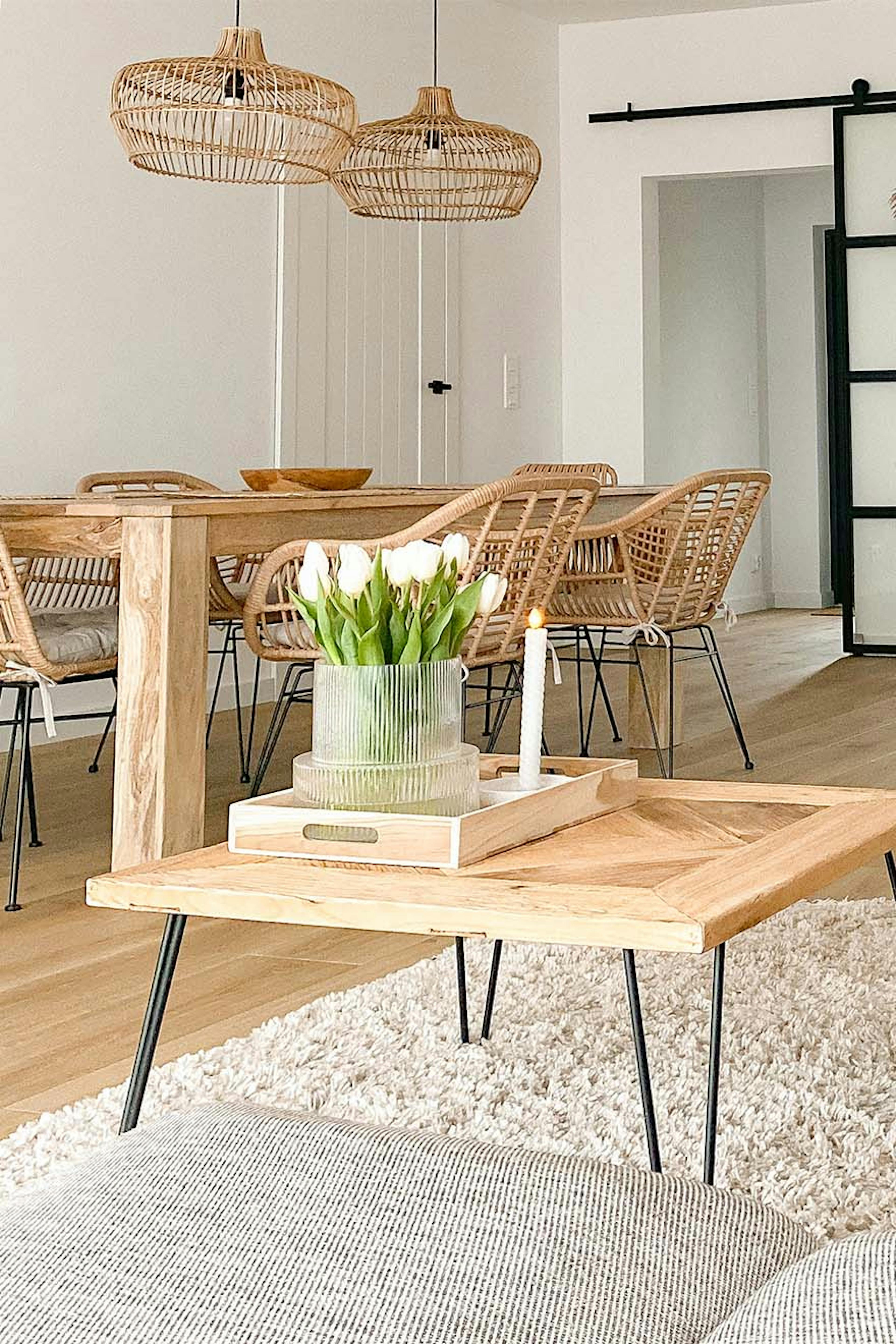 Quadratischer Couchtisch aus Naturholz auf Metallbeinen im Wohnzimmer kombiniert mit dem Esszimmer