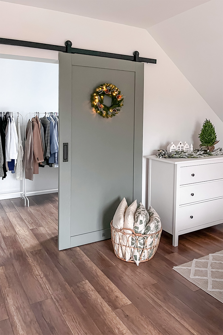 moderne Schiebetüren für ein kleines Ankleidezimmer