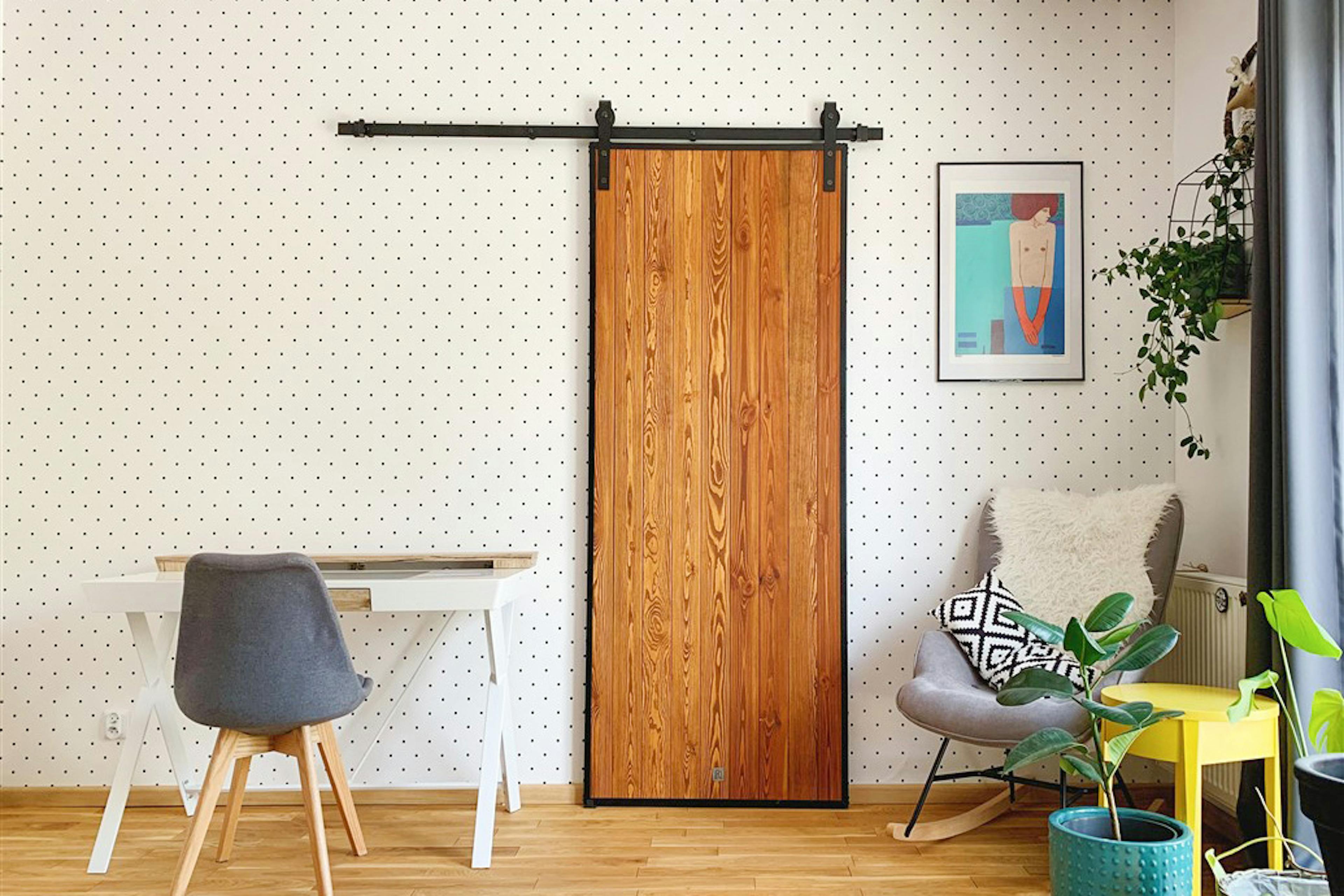 drzwi w stylu Loft, drzwi drewniane w metalowej ramie, drzwi przesuwne w stylu barn door, drzwi sosnowe, drzwi przesuwne w sypialni, drzwi drewniane, ściana w kropki, pomysł na tapetę w sypialni, drzwi do garderoby,, fotel bujany w sypialni, biały stolik w stylu skandynawskim, tapeta w kropki,