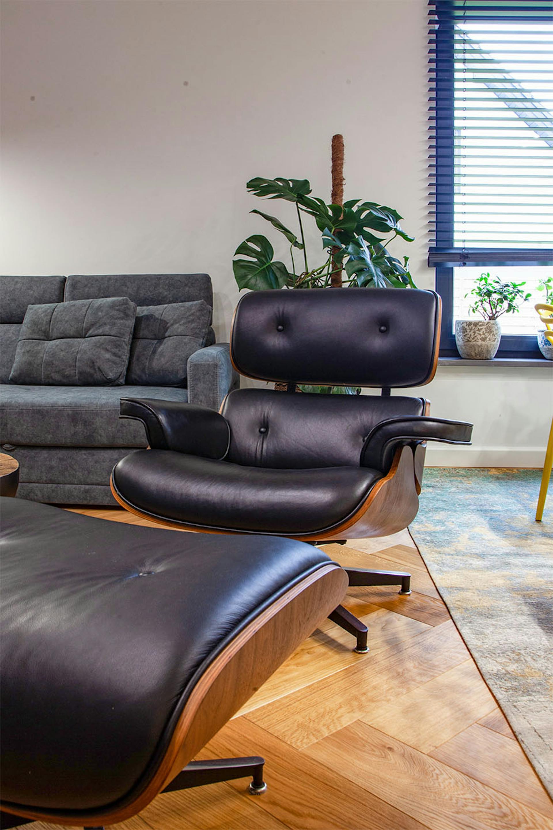 nowoczesny fotel skórzany z podnóżkiem w salonie