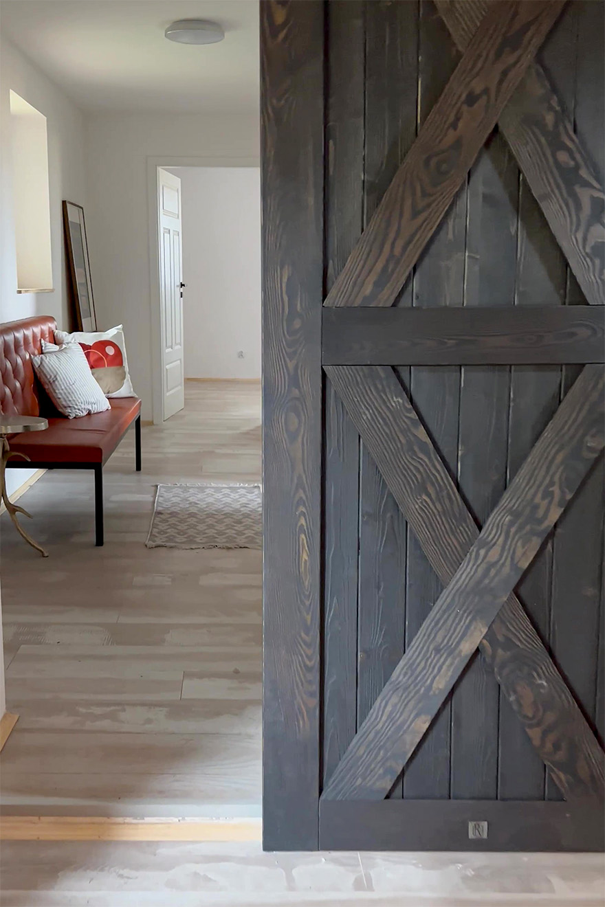 Schwarze Massivholztür aus Holz