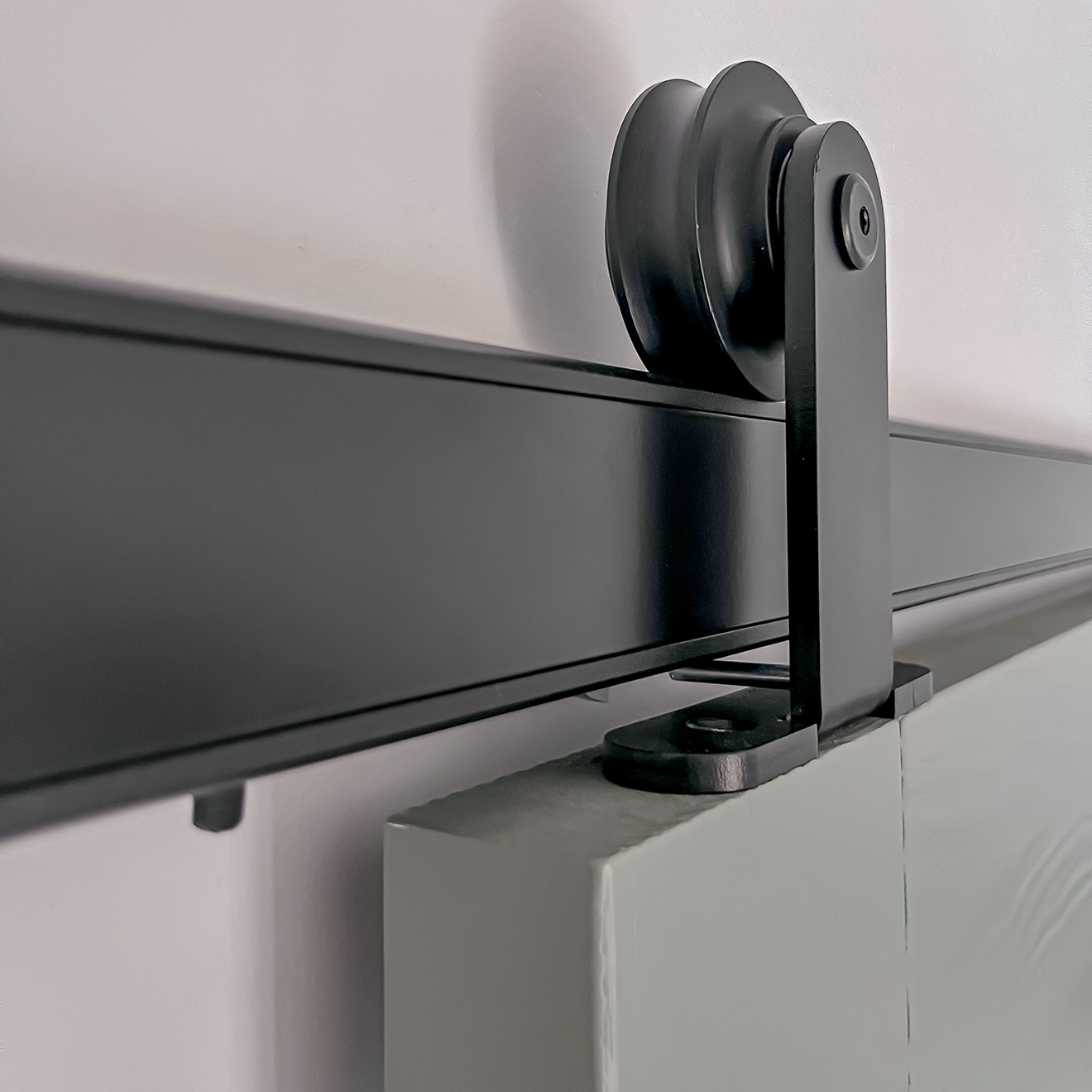 czarny system przesuwny do drzwi drewnianych