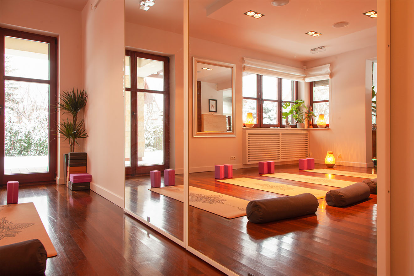 Doppeltüren mit Spiegel in der Anordnung eines Yogastudios