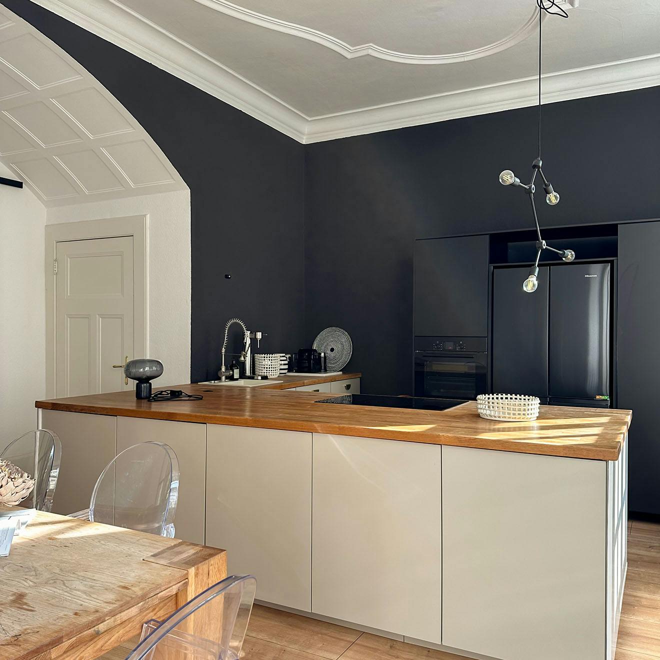 czarno-biała kuchnia w starej kamienicy