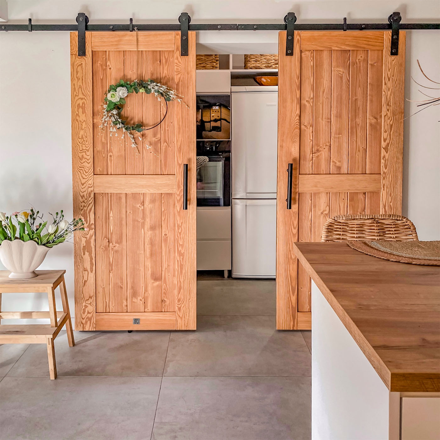 urządzenia AGD ukryte we wnęce kuchennej zamykanej drzwiami przesuwnymi dwuskrzydłowymi