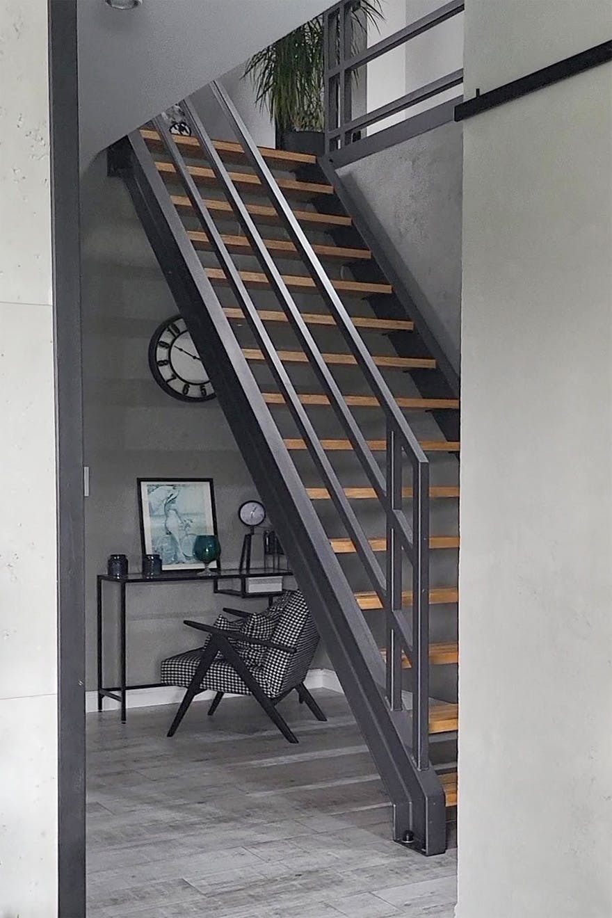 Konsole mit Sessel in der Ecke unter der Treppe im Loft-Stil