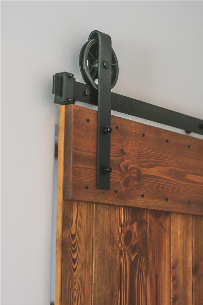Schiebesystem, Aufhänger für Schiebetüren, Rollen für Schiebetüren, Schiebetür Führungsschiene, Schiebetür aus Massivholz, gebürstete Schiebetür, barn door