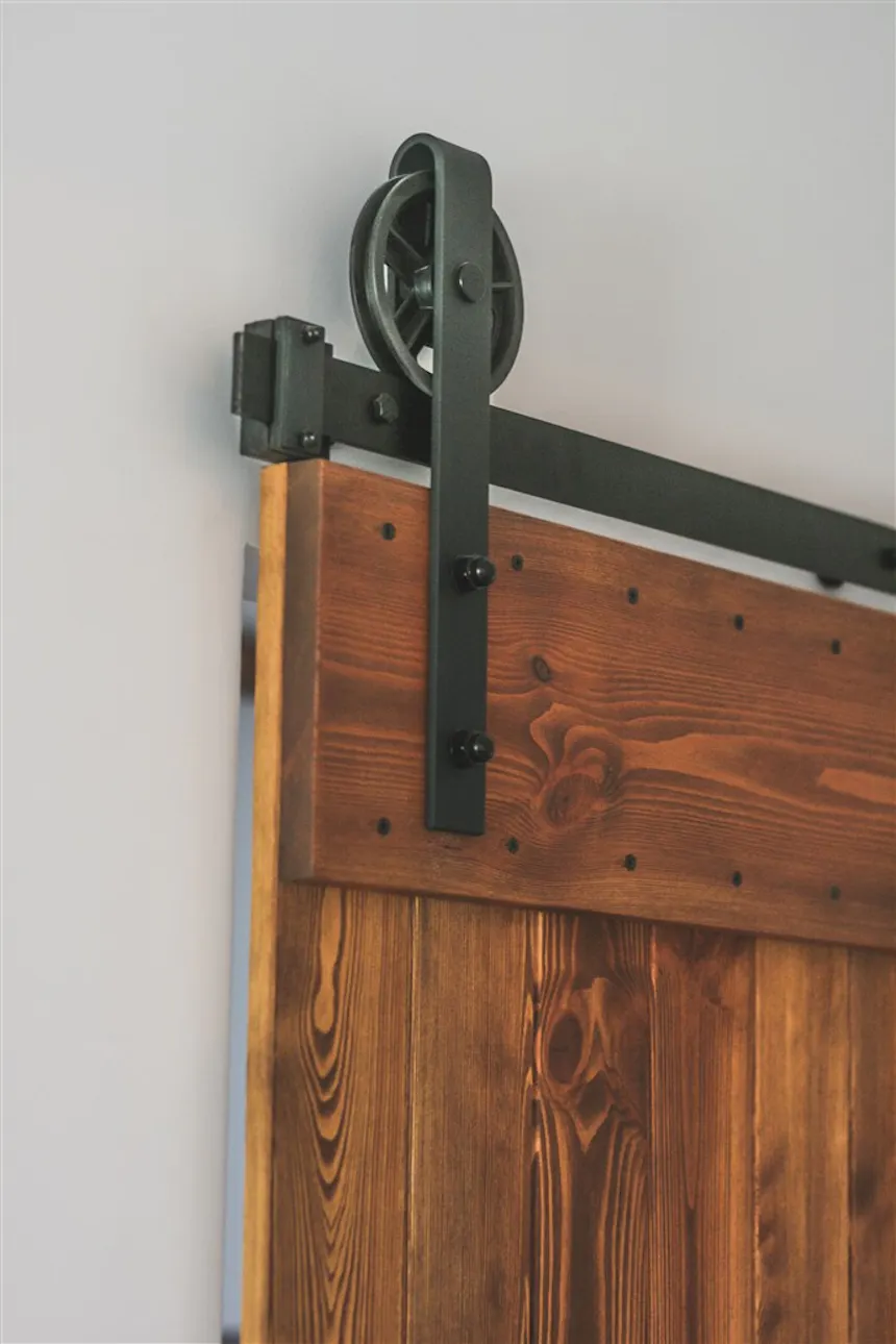 system przesuwny, wieszaki do drzwi przesuwnych, rolki do drzwi przesuwnych, prowadnica drzwi przesuwnych, drzwi drewniane w stylu „barn door”, drzwi przesuwne szczotkowane, drzwi przesuwne barn door