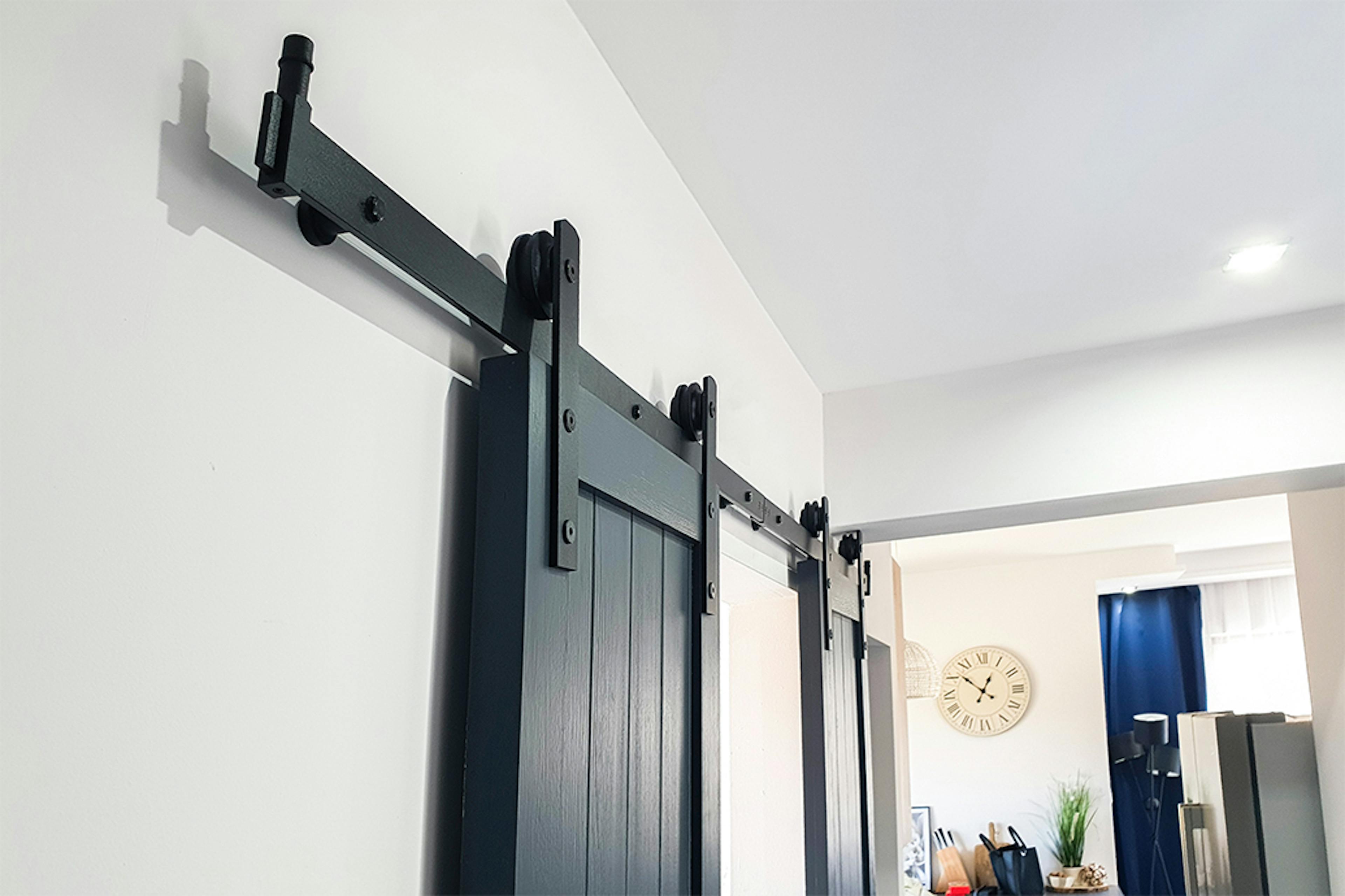 système coulissant noir et portes en bois anthracite