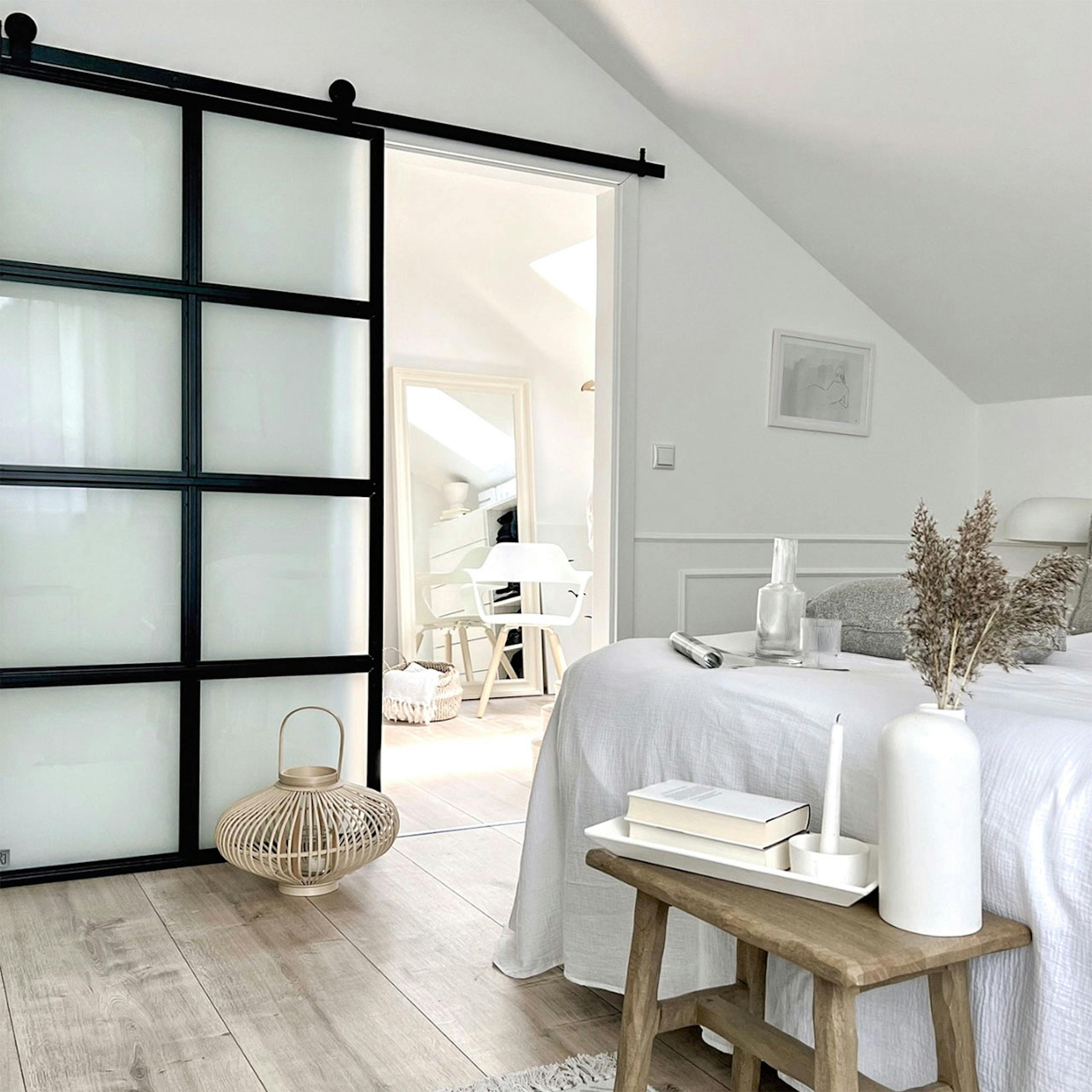 Schlafzimmer im Dachgeschoss mit Kleiderschrank und Schiebetüren, im Nordic Stil eingerichtet