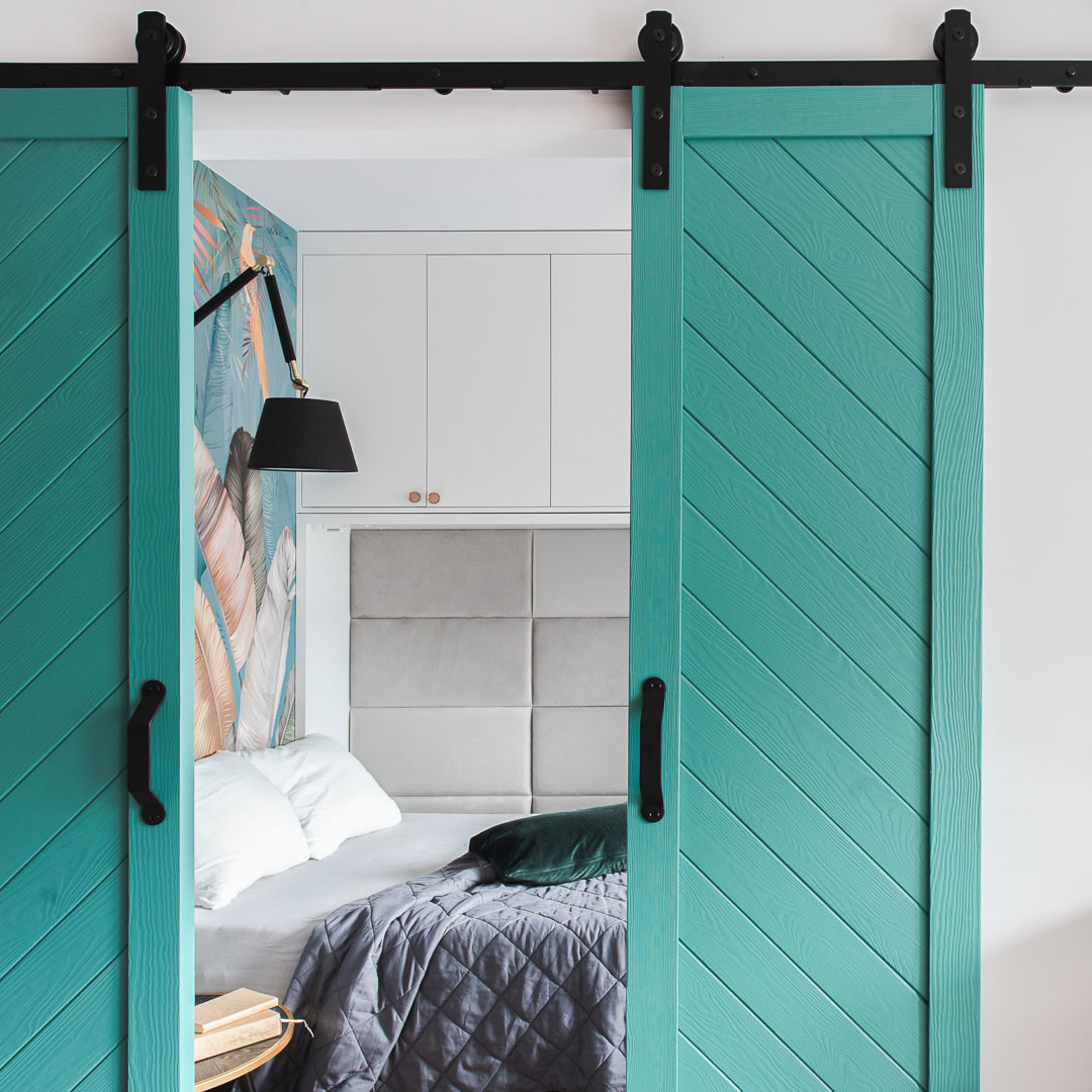 turkusowe podwójne drzwi przesuwne do sypialni