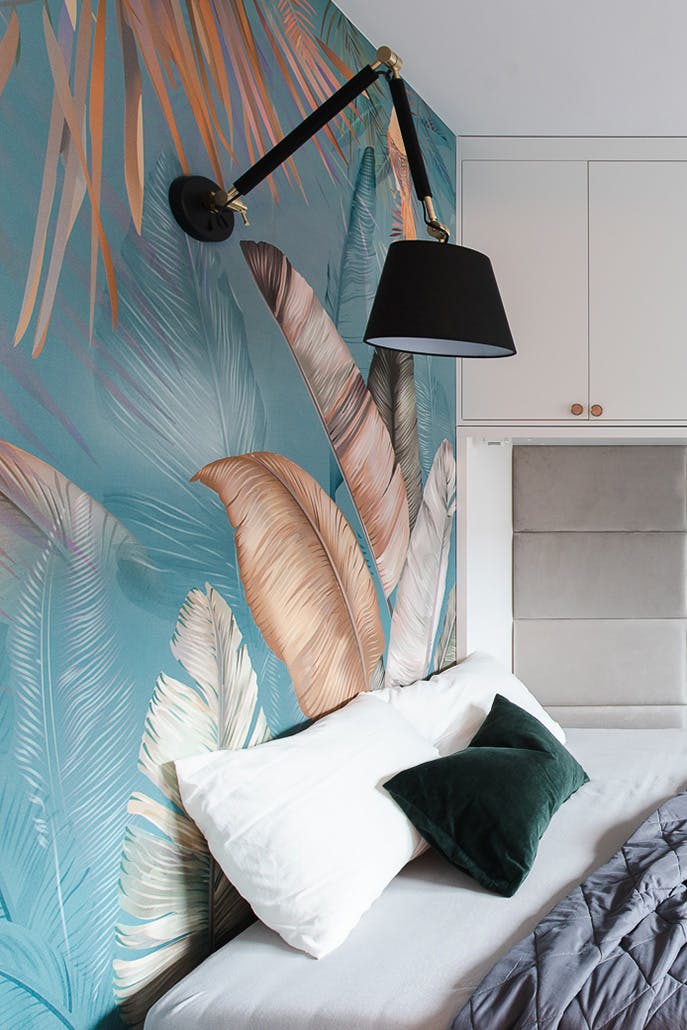 dekorative Tapete mit Blumenmotiv an der Schlafzimmerwand