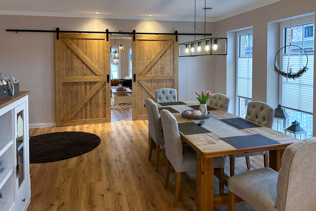 jadalnia w klasycznym stylu z dwuskrzydłowymi drzwiami przesuwnymi