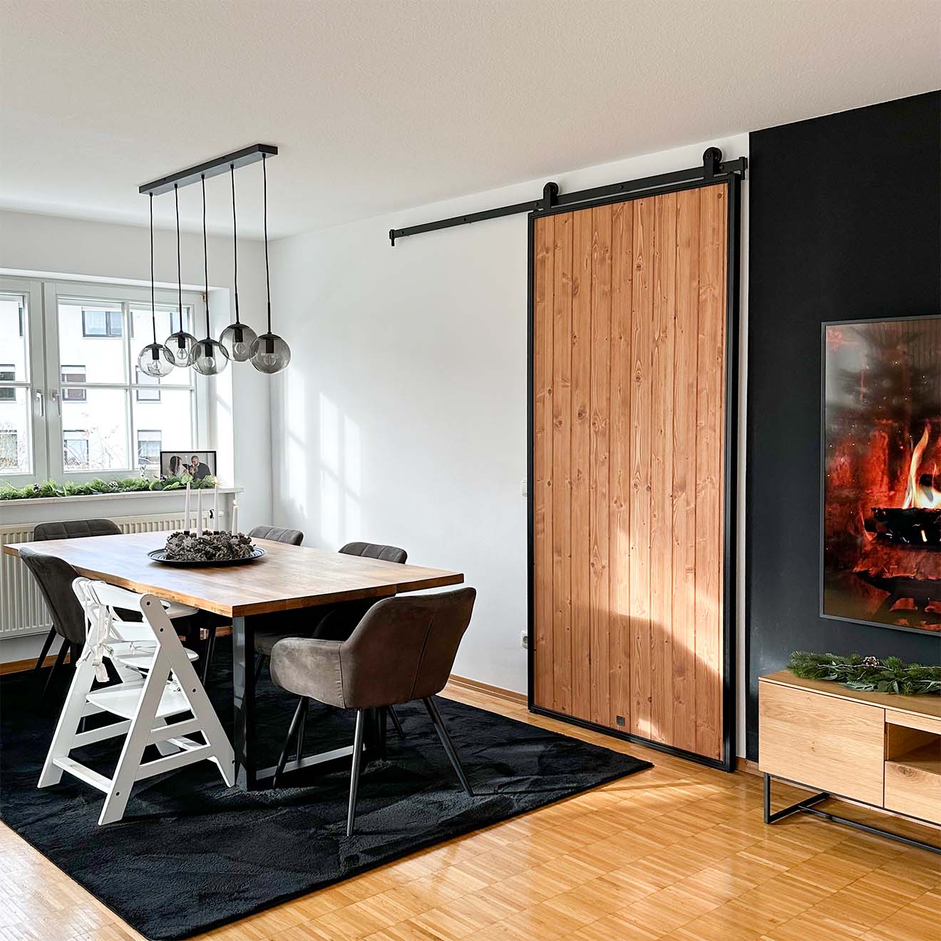 kącik jadalniany oddzielony od kuchni drzwiami przesuwnymi