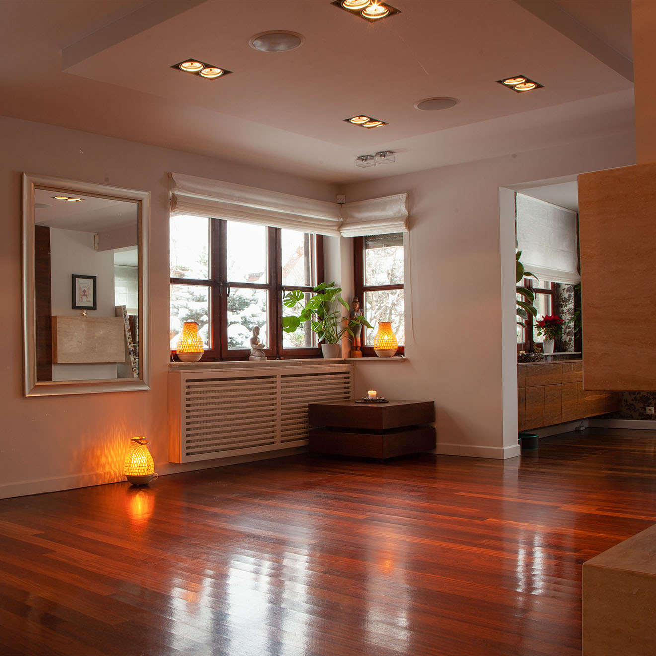 dunkler boden in der anordnung eines home yoga studios