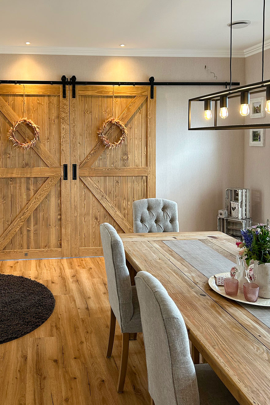 Doppelschiebetüren aus Holz im Esszimmer