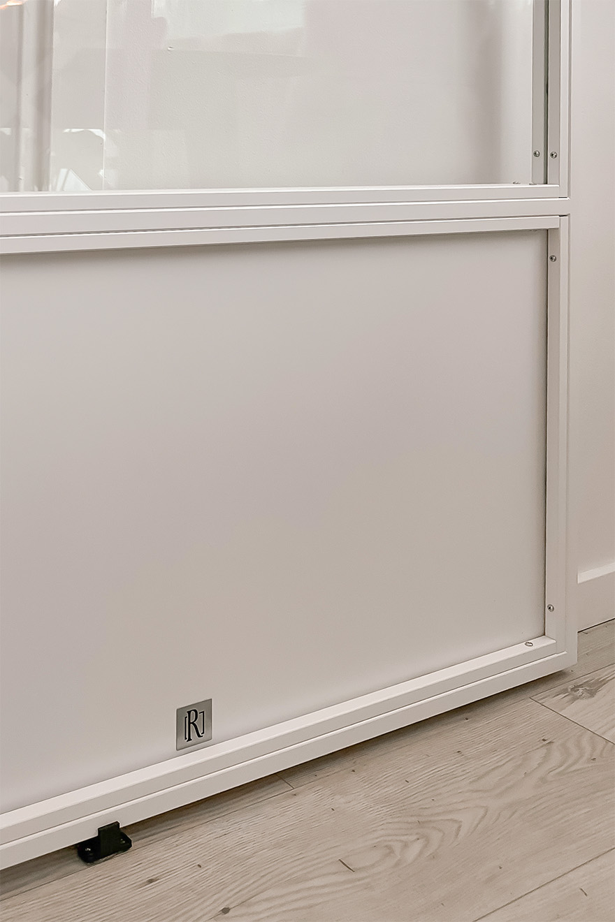 białe metalowe drzwi przesuwne