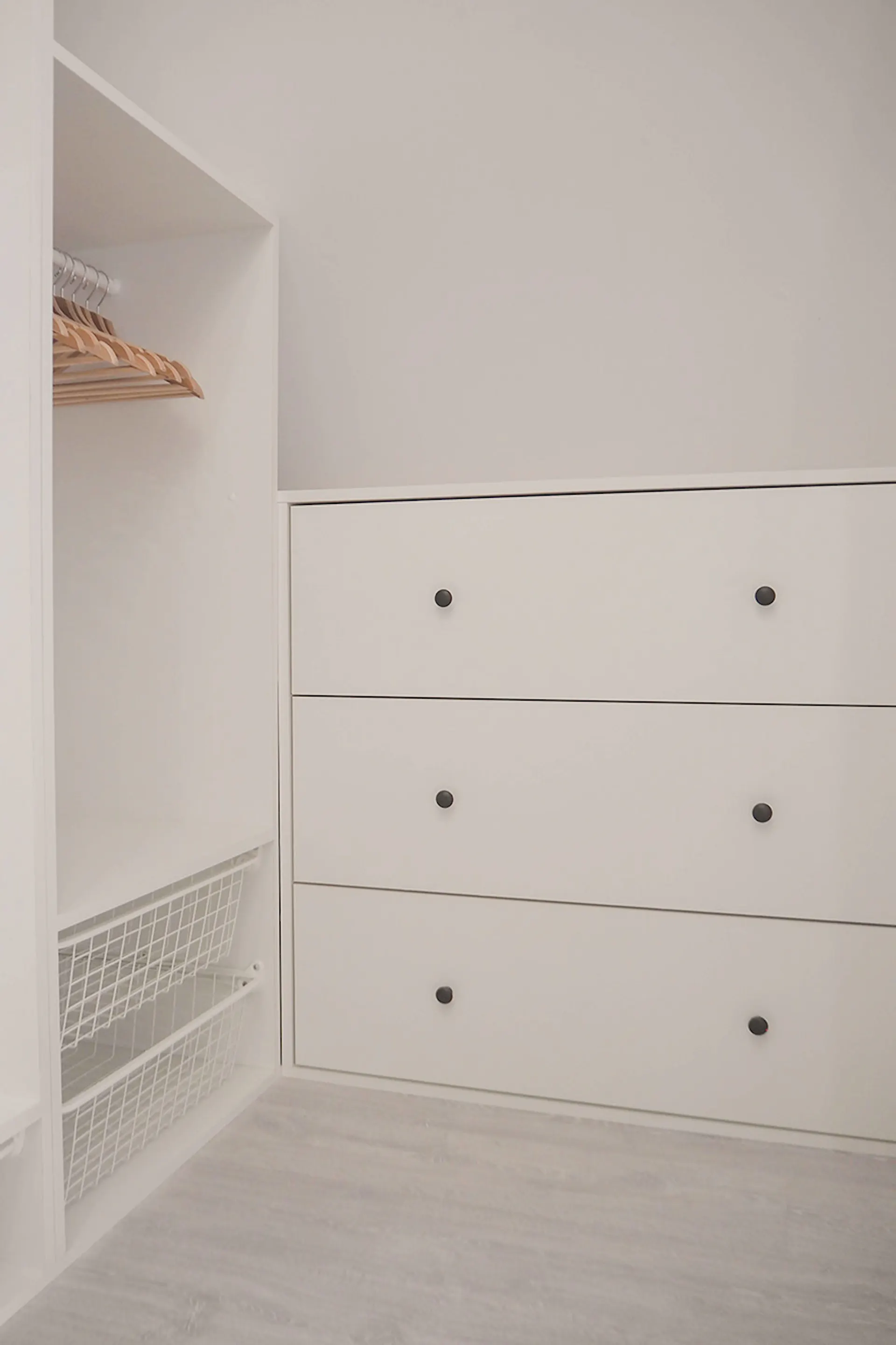 biała zabudowa małej garderoby na poddaszu