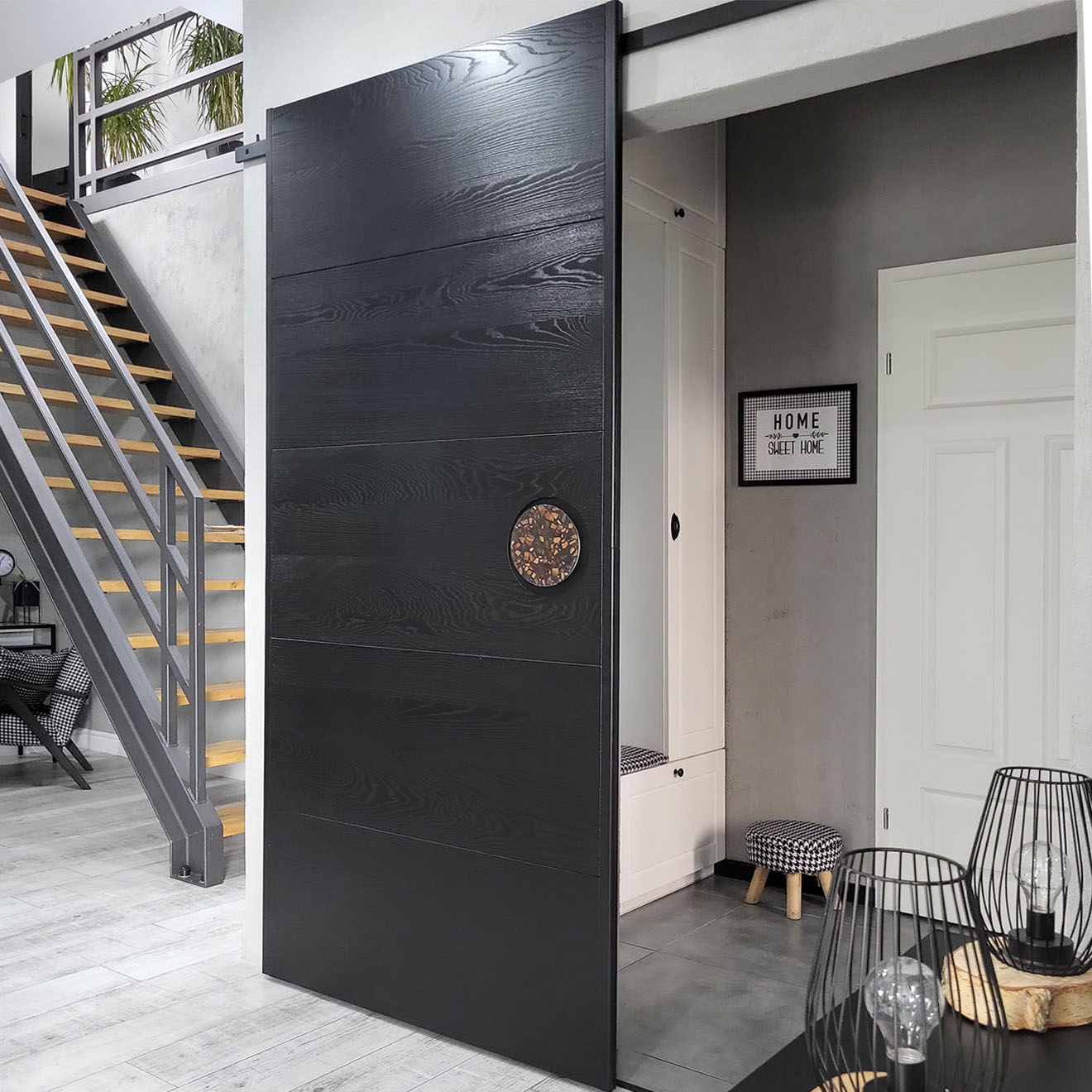 schwarze Schiebetür zum Flur