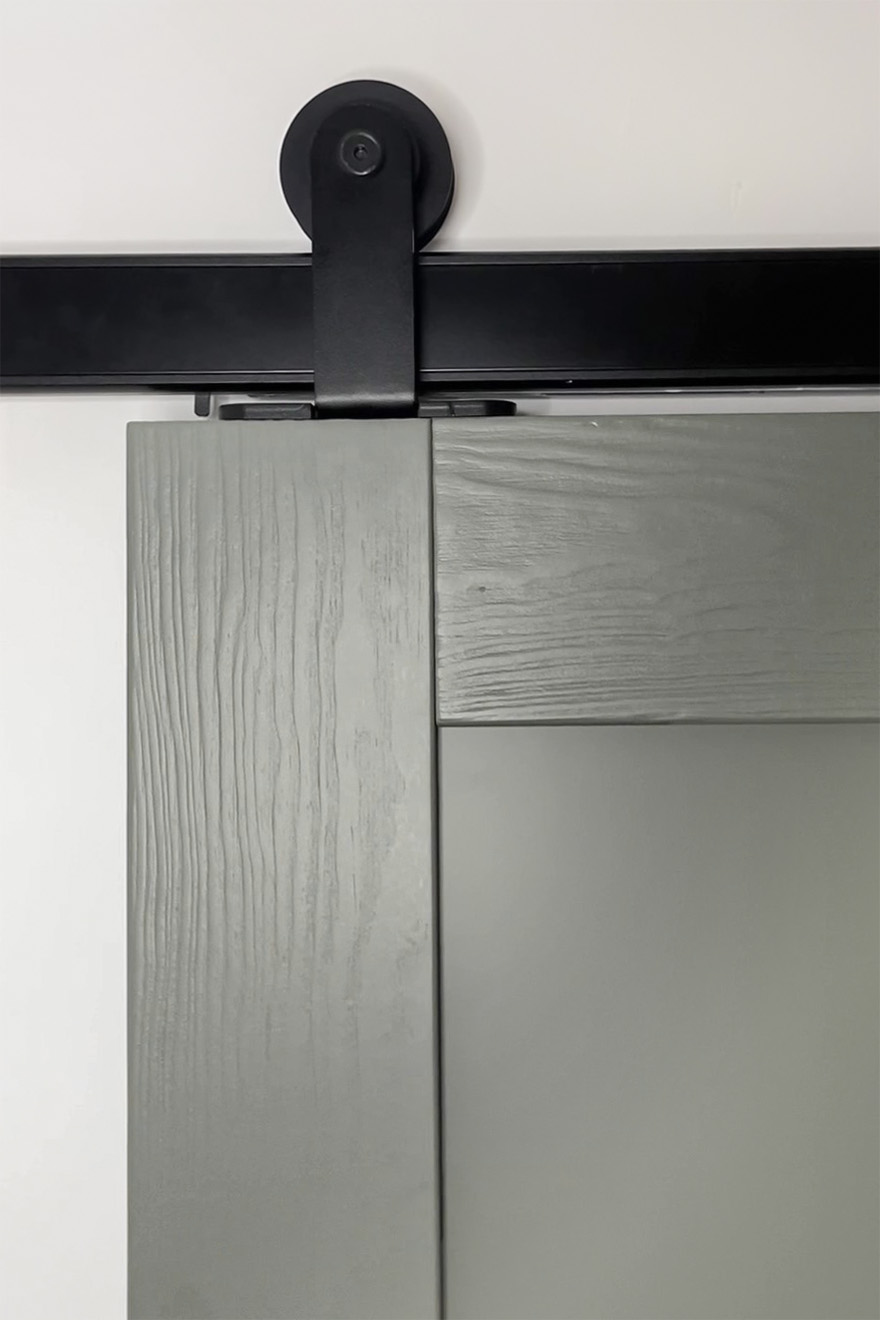 czarny system przesuwny do drzwi drewnianych