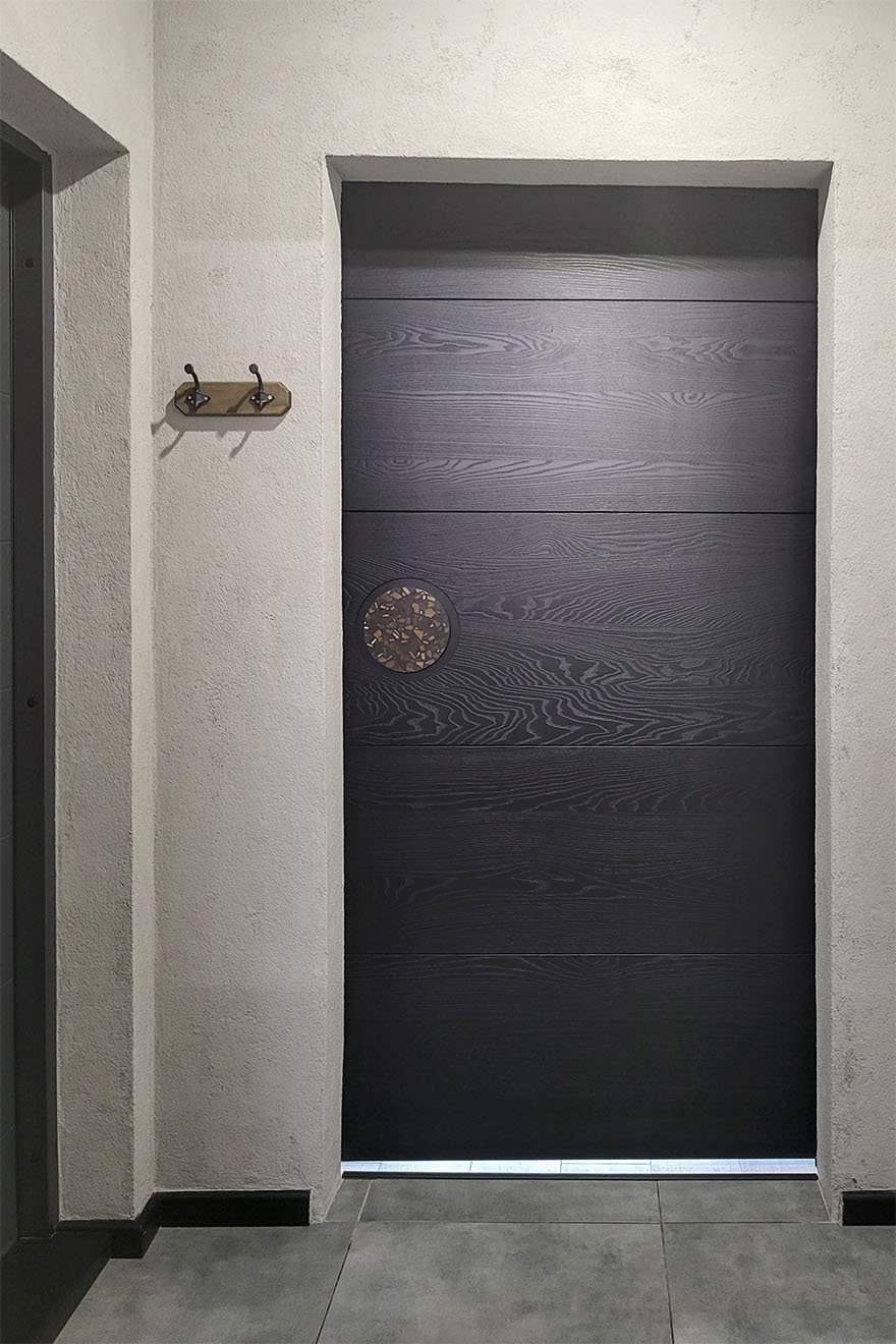 minimalistyczne czarne drzwi przesuwne w przedsionku