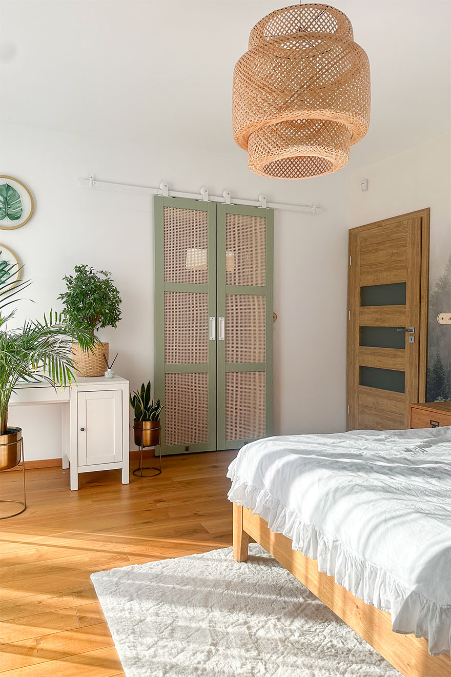 rattanowe drzwi i rattanowe dodatki w sypialni z garderobą