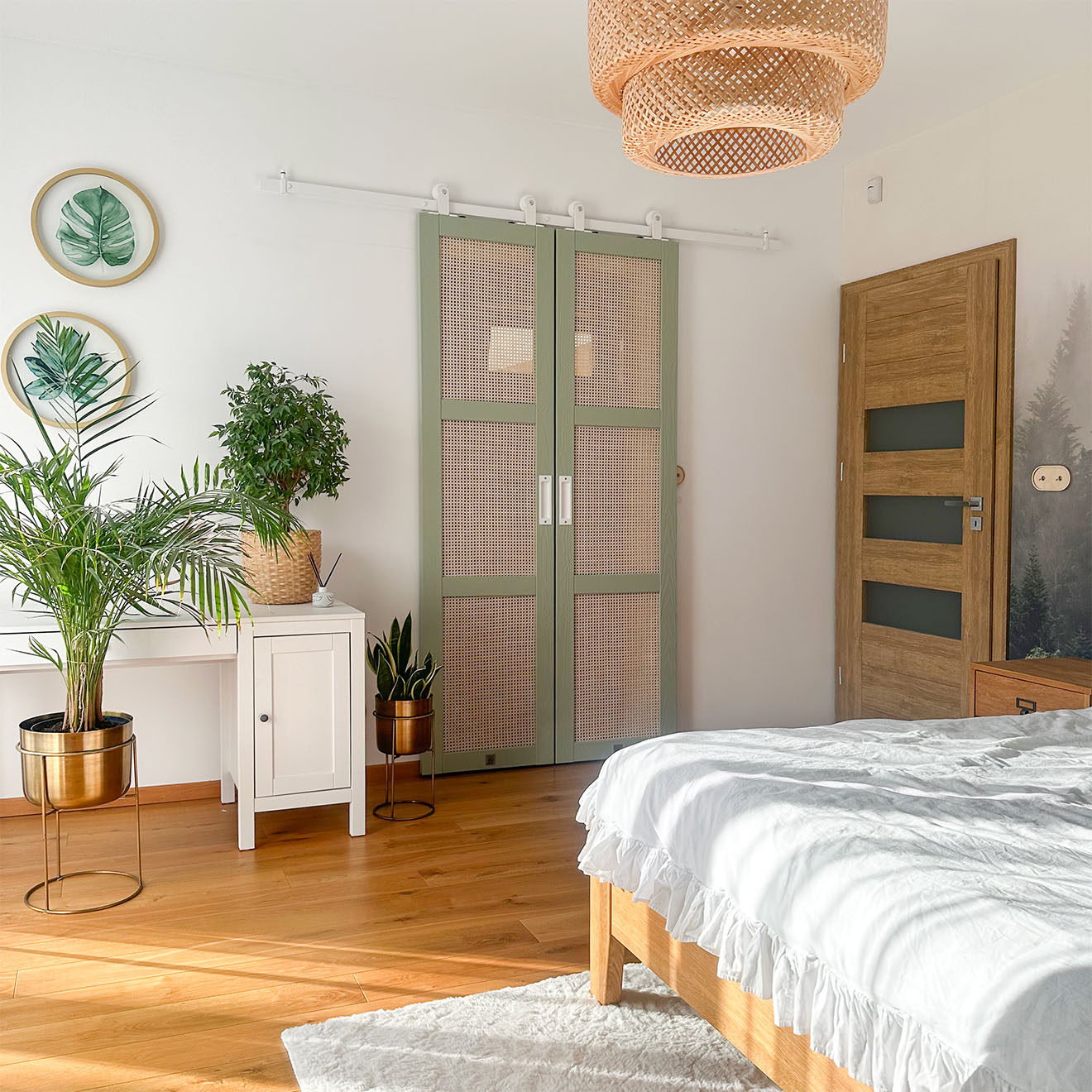 eine Tür mit salbeifarbenem Rahmen neben dem Schminktisch im Schlafzimmer