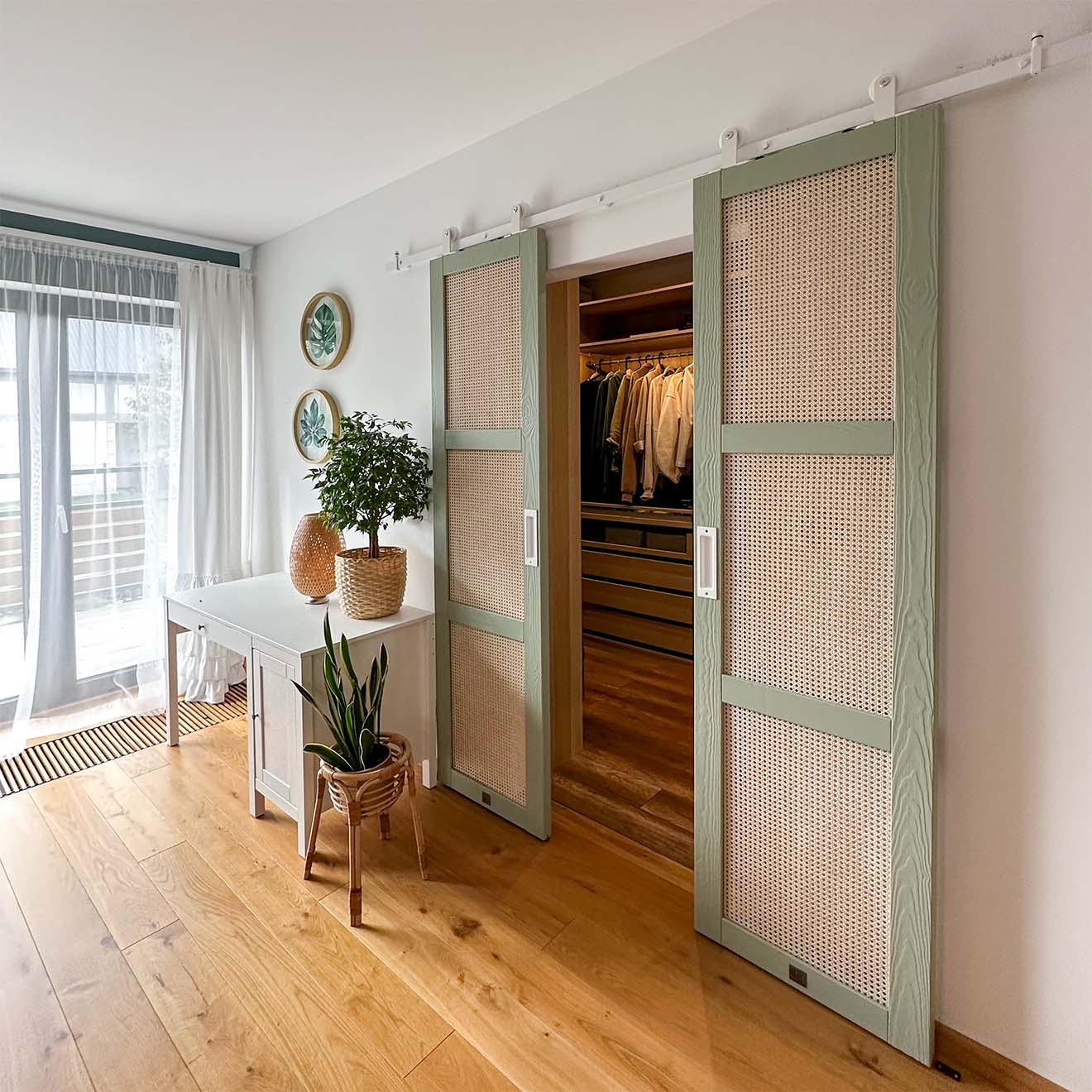 Doppeltüren mit Rattan, die zum Ankleidezimmer führen