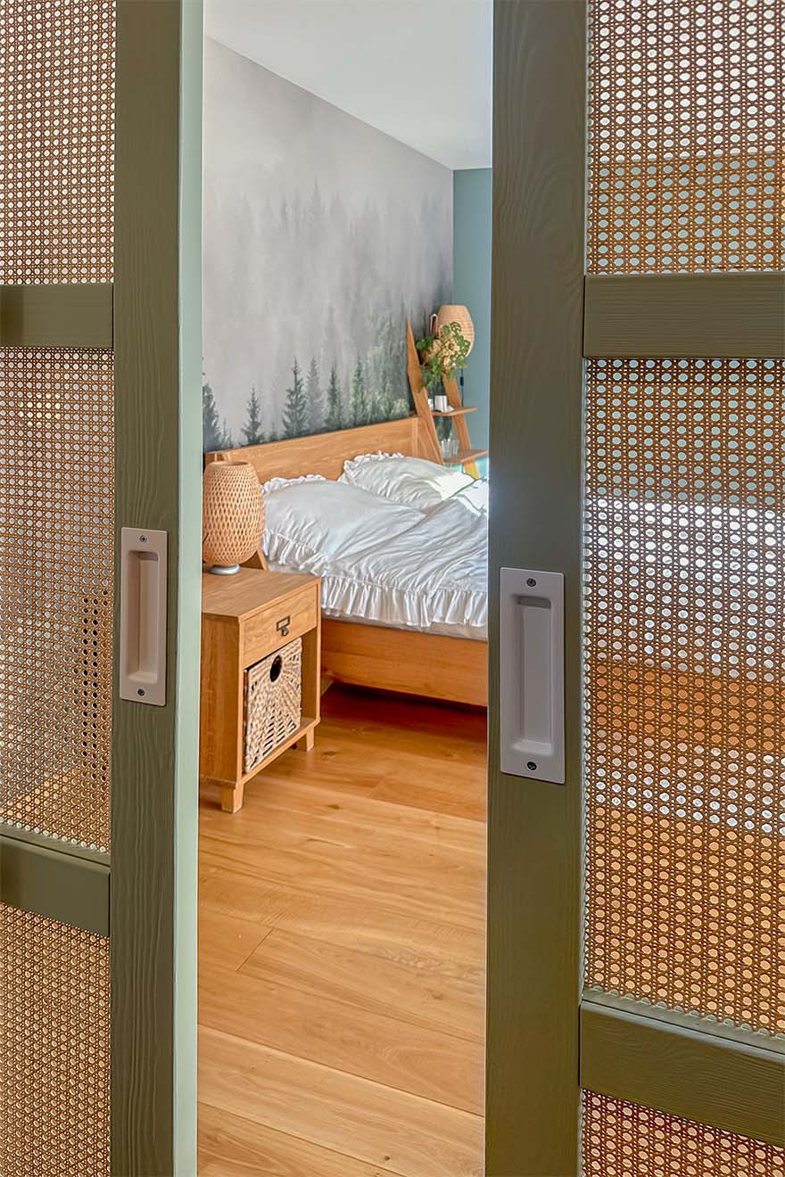 Offene Tür, die einen Teil des Schlafzimmers zeigt