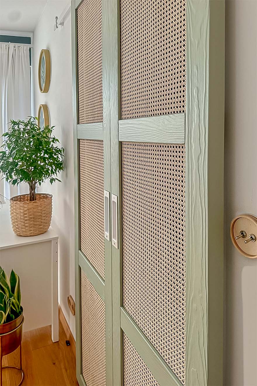 Tür mit salbeifarbenem Rahmen und Rattanfüllung