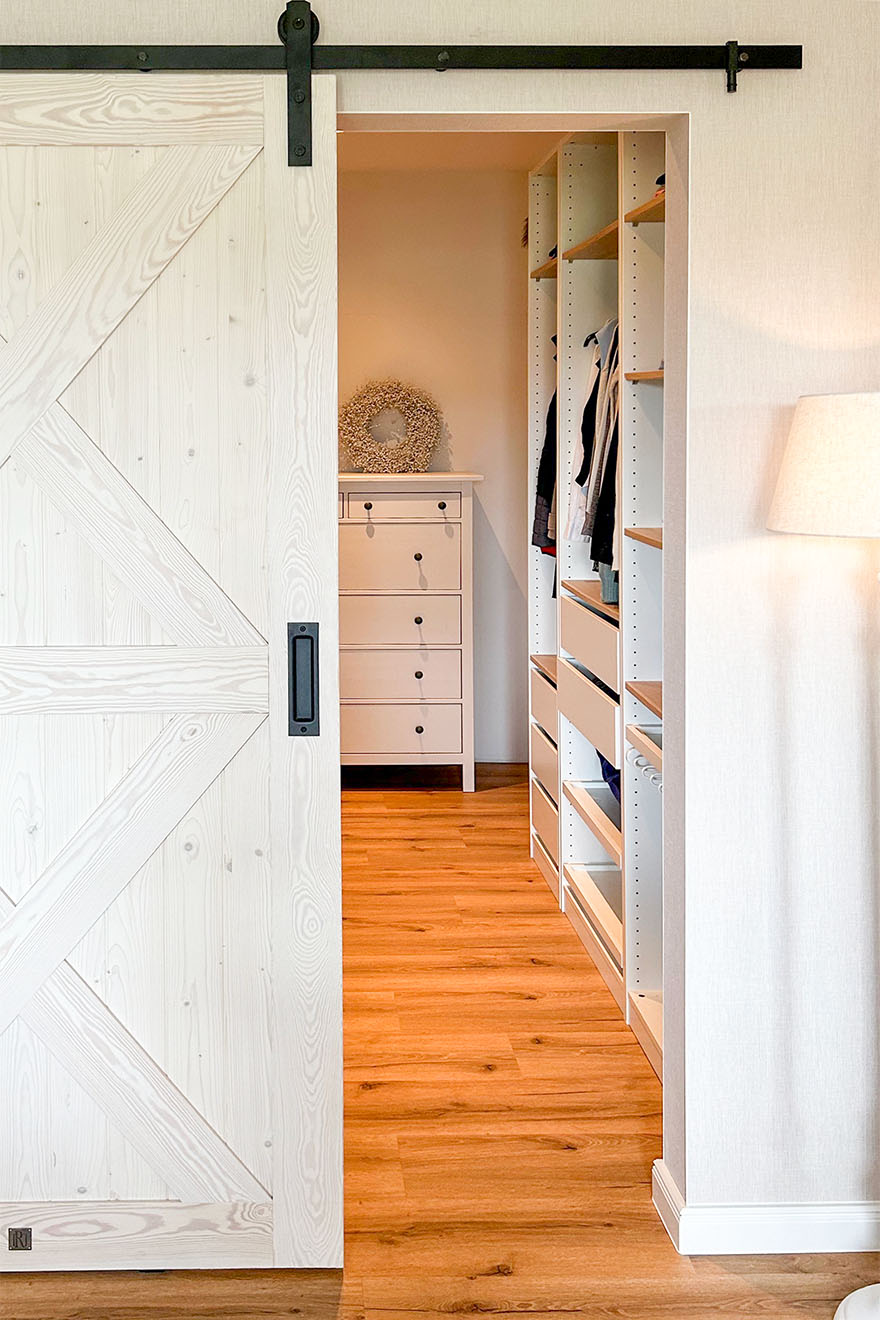 białe rustykalne drzwi przesuwne do garderoby przy sypialni