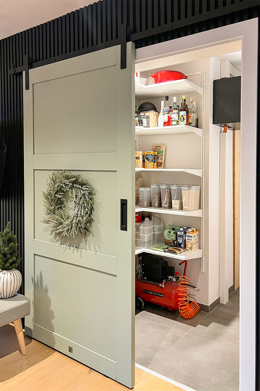 otwarte drzwi przesuwne ukazujące wnętrze spiżarni