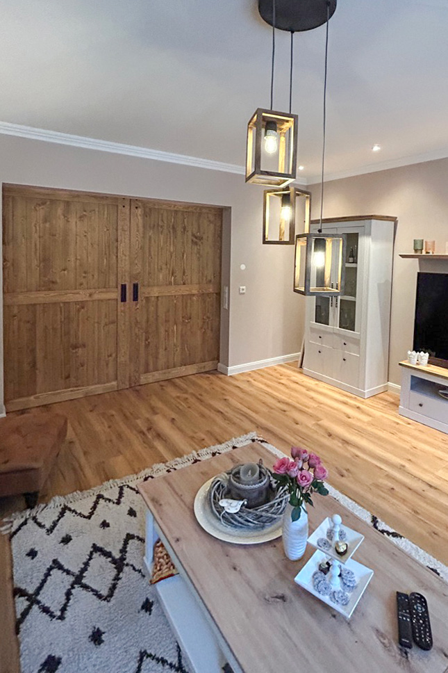 Wohnzimmer im klassischen Stil mit Doppelschiebetüren