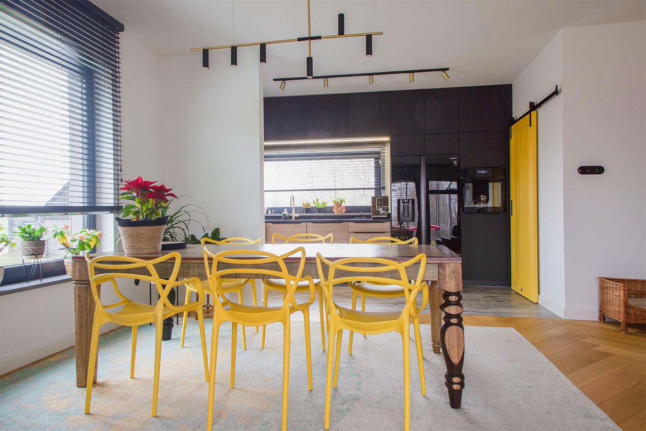 Gelbe Stühle an einem Holztisch in einem modernen Interieur