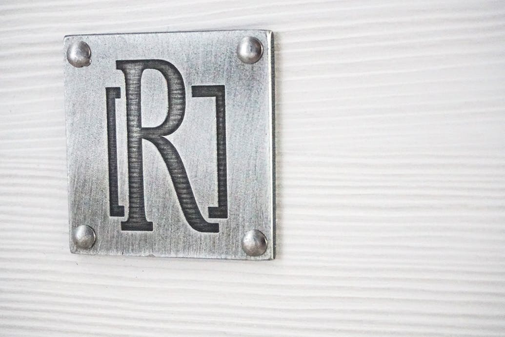 weiße Tür mit Spiegel, Holz tief gebürstet, Schiebetür