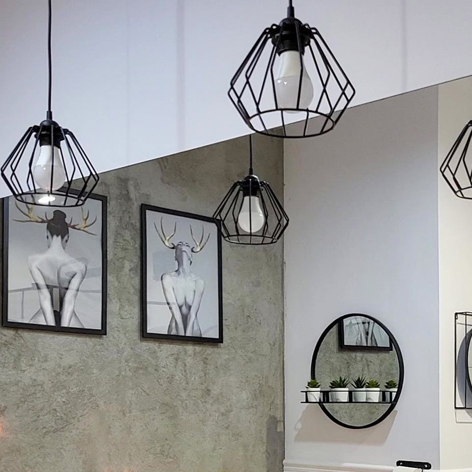 lampy i dekoracje w stylu loft w biało-szarej łazience