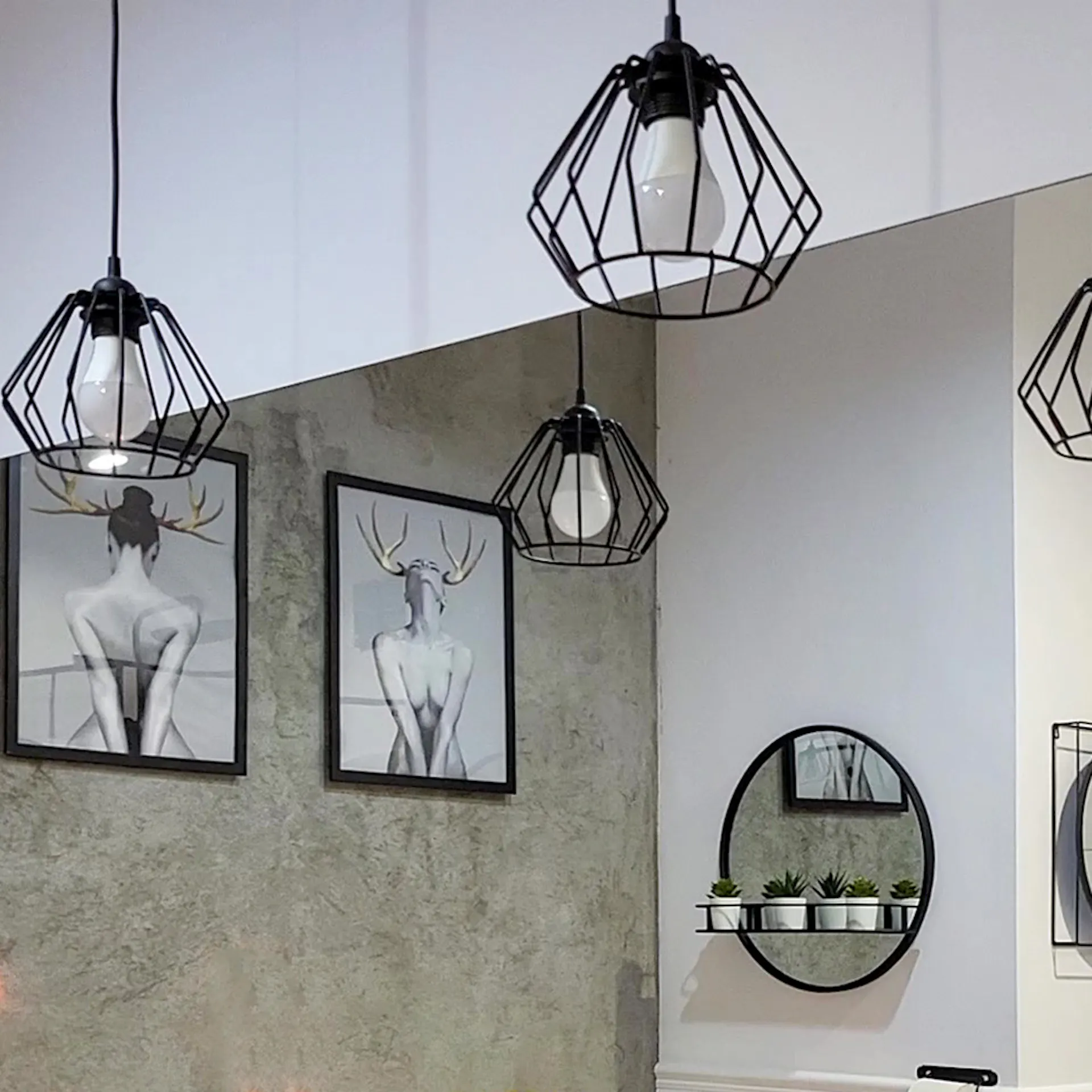 lampy i dekoracje w stylu loft w biało-szarej łazience