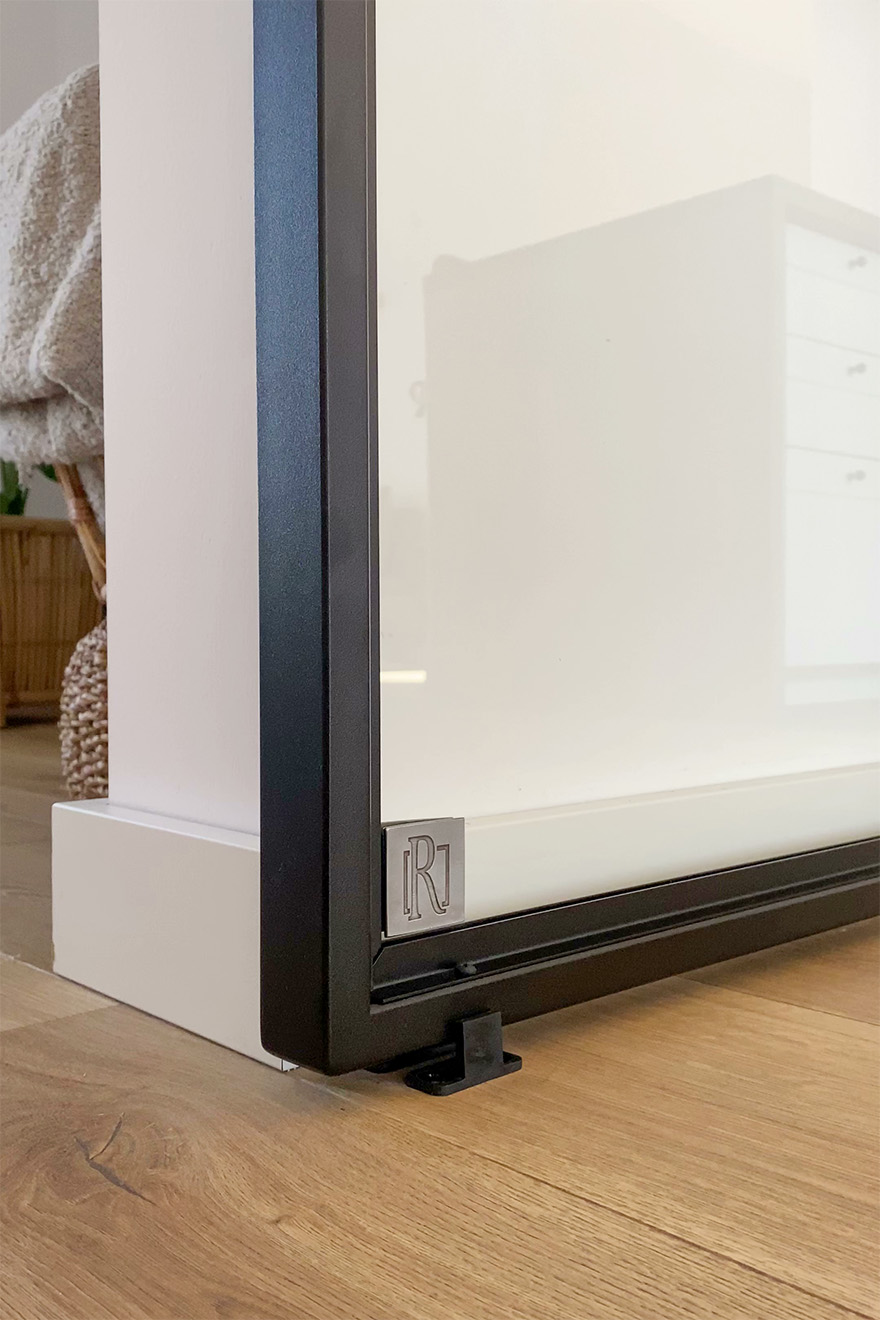 Schiebetür mit Glas in einem Metallrahmen