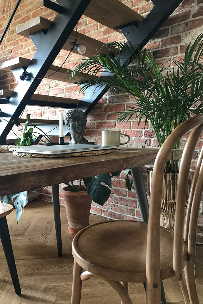 krzesła retro, metalowe schody w stylu loft, loftowe wnętrze, cegła na ścianie, lofty styl, vintage dodatki, duże kwiaty w salonie, metalowe lampki