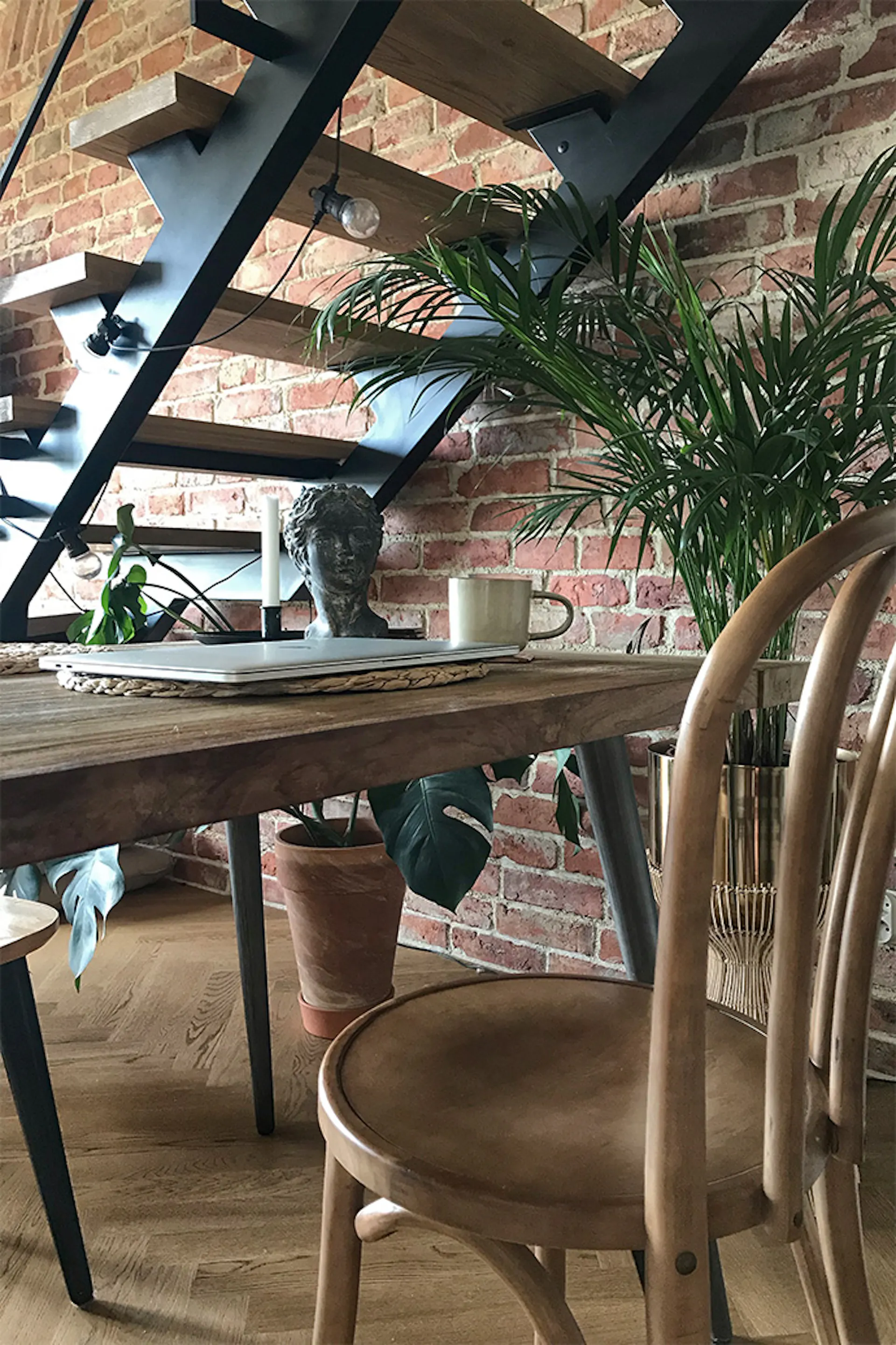 krzesła retro, metalowe schody w stylu loft, loftowe wnętrze, cegła na ścianie, lofty styl, vintage dodatki, duże kwiaty w salonie, metalowe lampki