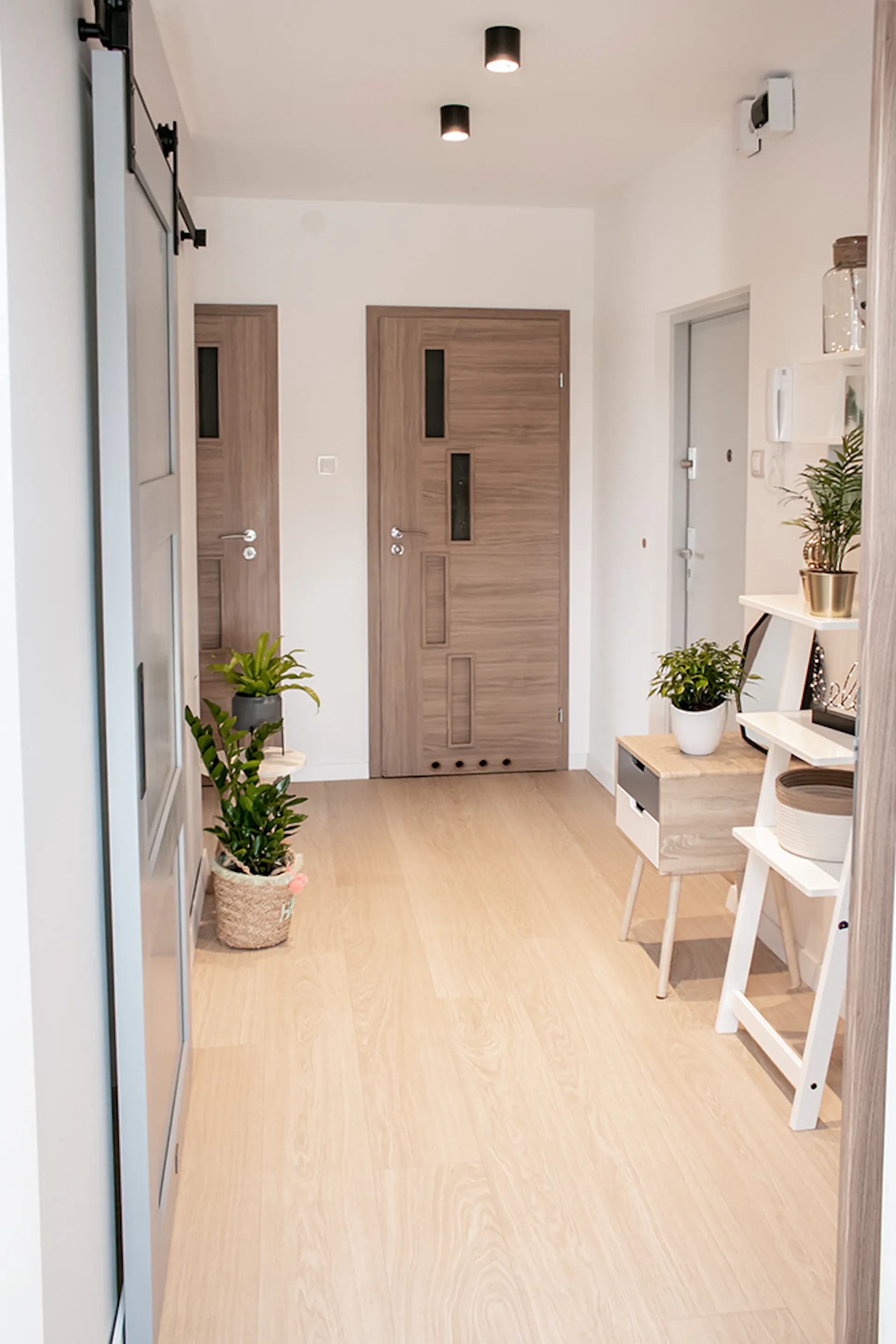 aranżacja przedpokoju w bloku, kwiaty w przedpokoju