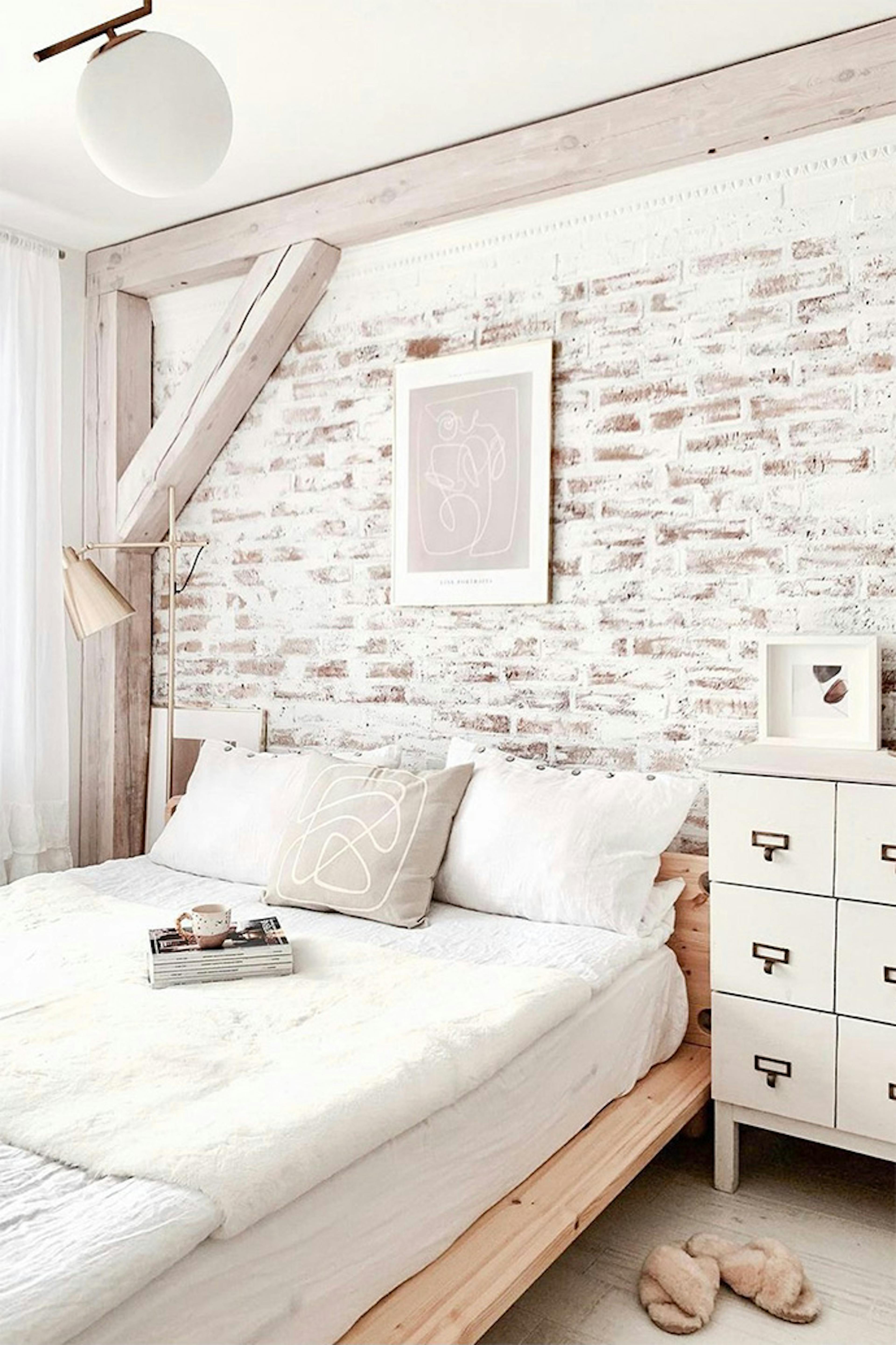 weißes schlafzimmer, weißes Deko im Schlafzimmer, Ziegelwand in weiß gestrichen, Ziegelwand im Schlafzimmer, Ziegel und Holz im Schlafzimmer, gemütliches Schlafzimmer