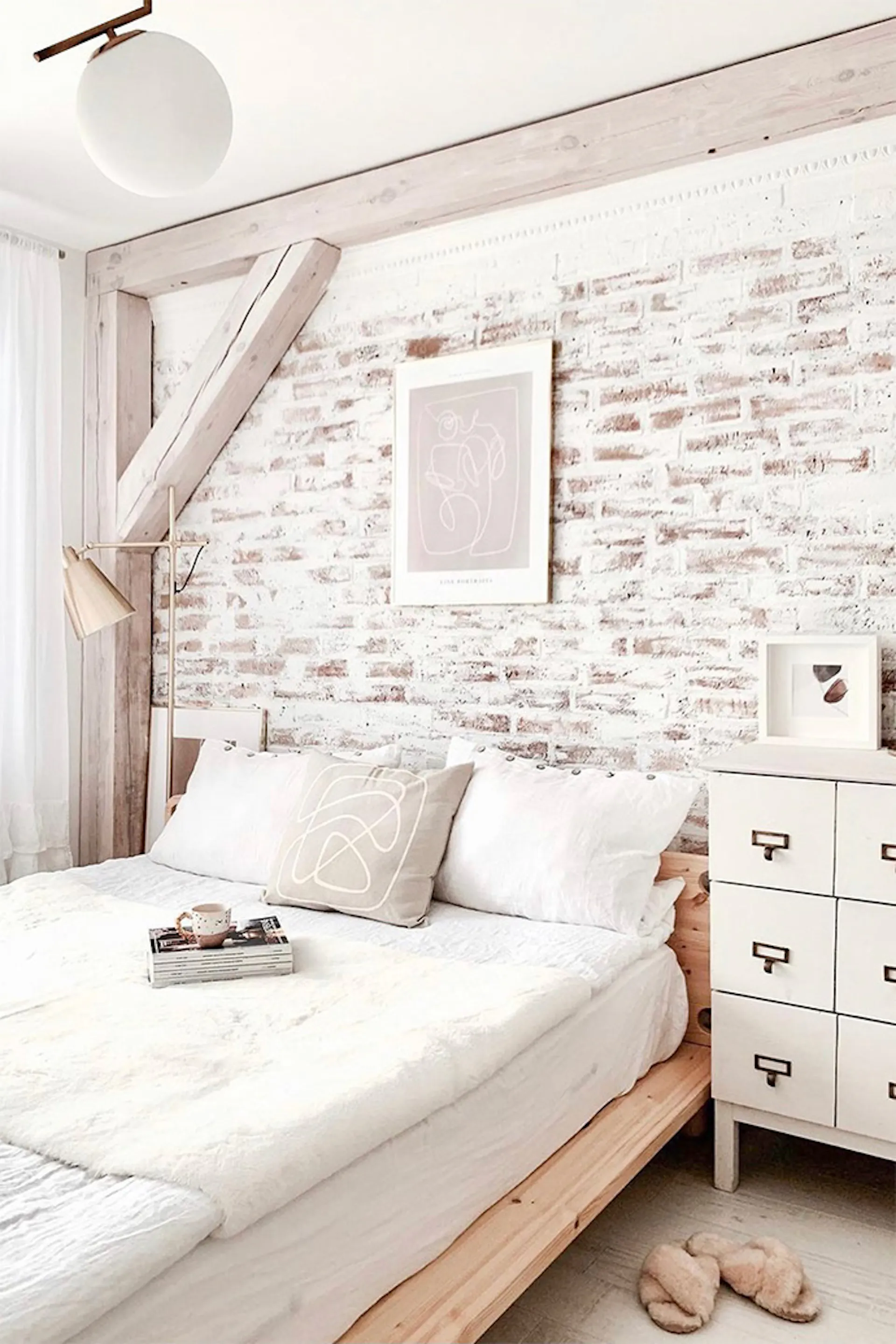 weißes schlafzimmer, weißes Deko im Schlafzimmer, Ziegelwand in weiß gestrichen, Ziegelwand im Schlafzimmer, Ziegel und Holz im Schlafzimmer, gemütliches Schlafzimmer