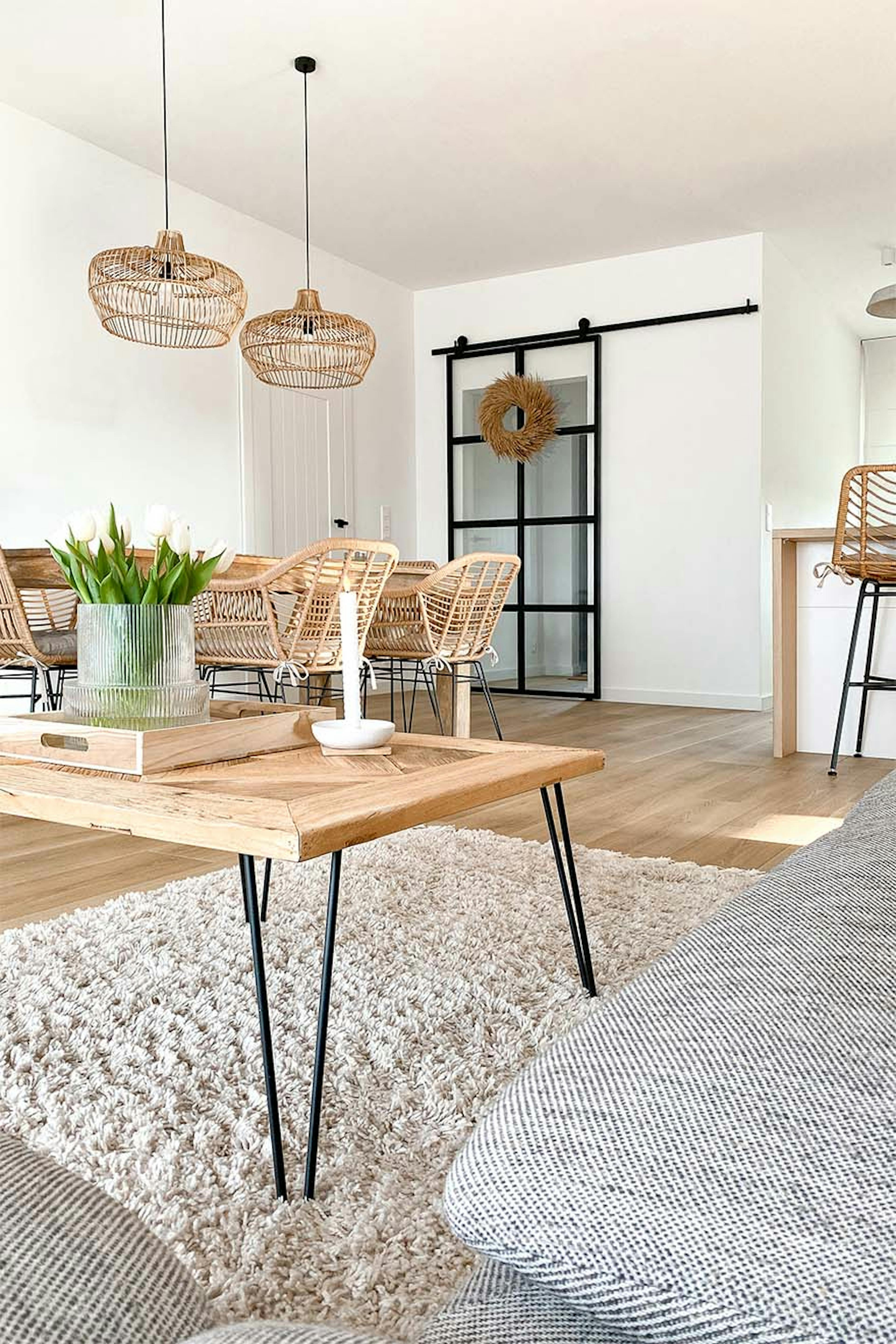 Quadratischer Couchtisch aus Naturholz auf Metallbeinen im Wohnzimmer kombiniert mit dem Esszimmer