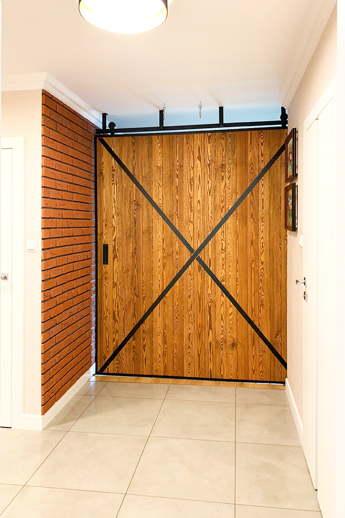 große schiebetür, Schiebewand, Holzschiebetüren, Schiebetüren in einem Metallrahmen, Ziegel an der Wand