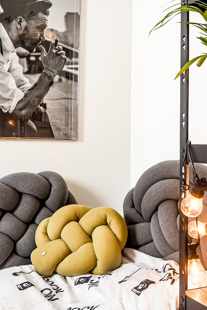 aranżacja pokoju studenta z poduszkami dekoracyjnymi knot pillow