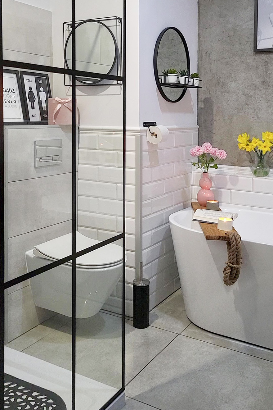 weiß-graues Badezimmer mit Dusche und Badewanne