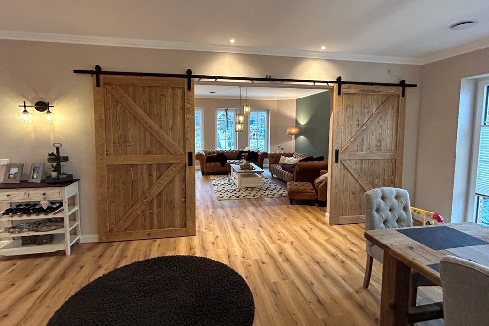 offene Doppelschiebetür, die das Innere eines Wohnzimmers im klassischen Stil zeigt